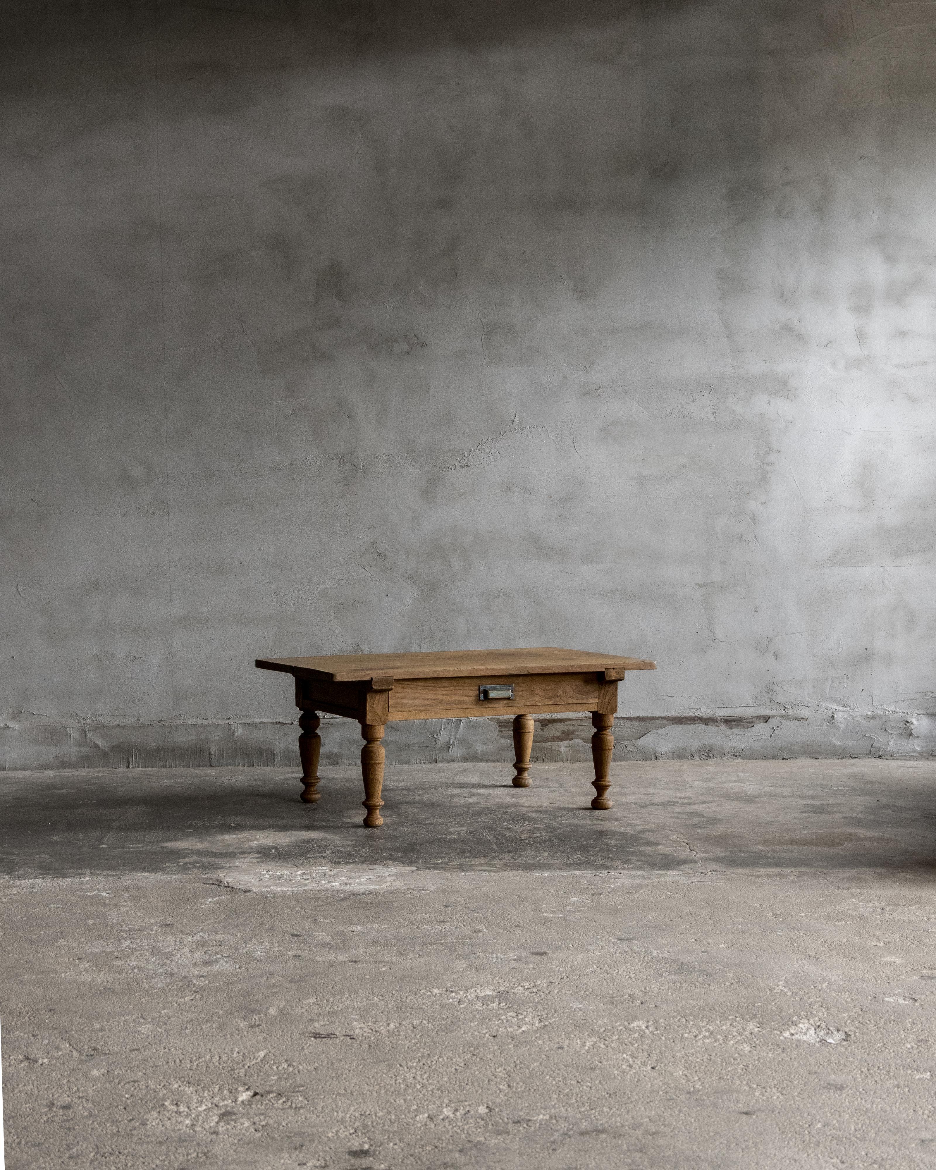 This antique low table was crafted in the Taisho Era (1912–1926), featuring a pine top and turned chestnut legs with a naturally aged patina.
It carries the quiet beauty of a well-lived life. The pine surface bears gentle signs of use—subtle wear