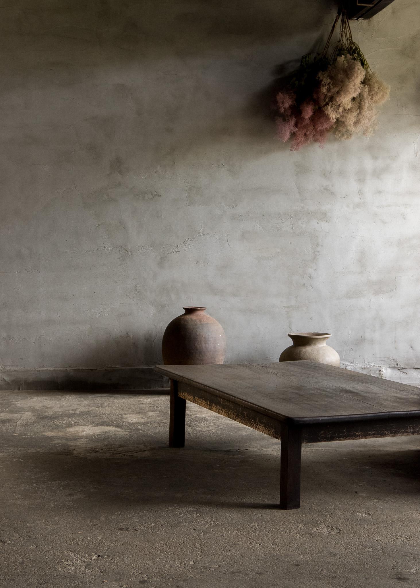This antique low table was crafted in the Late Meiji Era (1868–1912).

Its wide top is made from solid zelkova (keyaki) wood, while the legs are crafted from cedar—both materials that have aged gracefully over more than a century. The surface shows