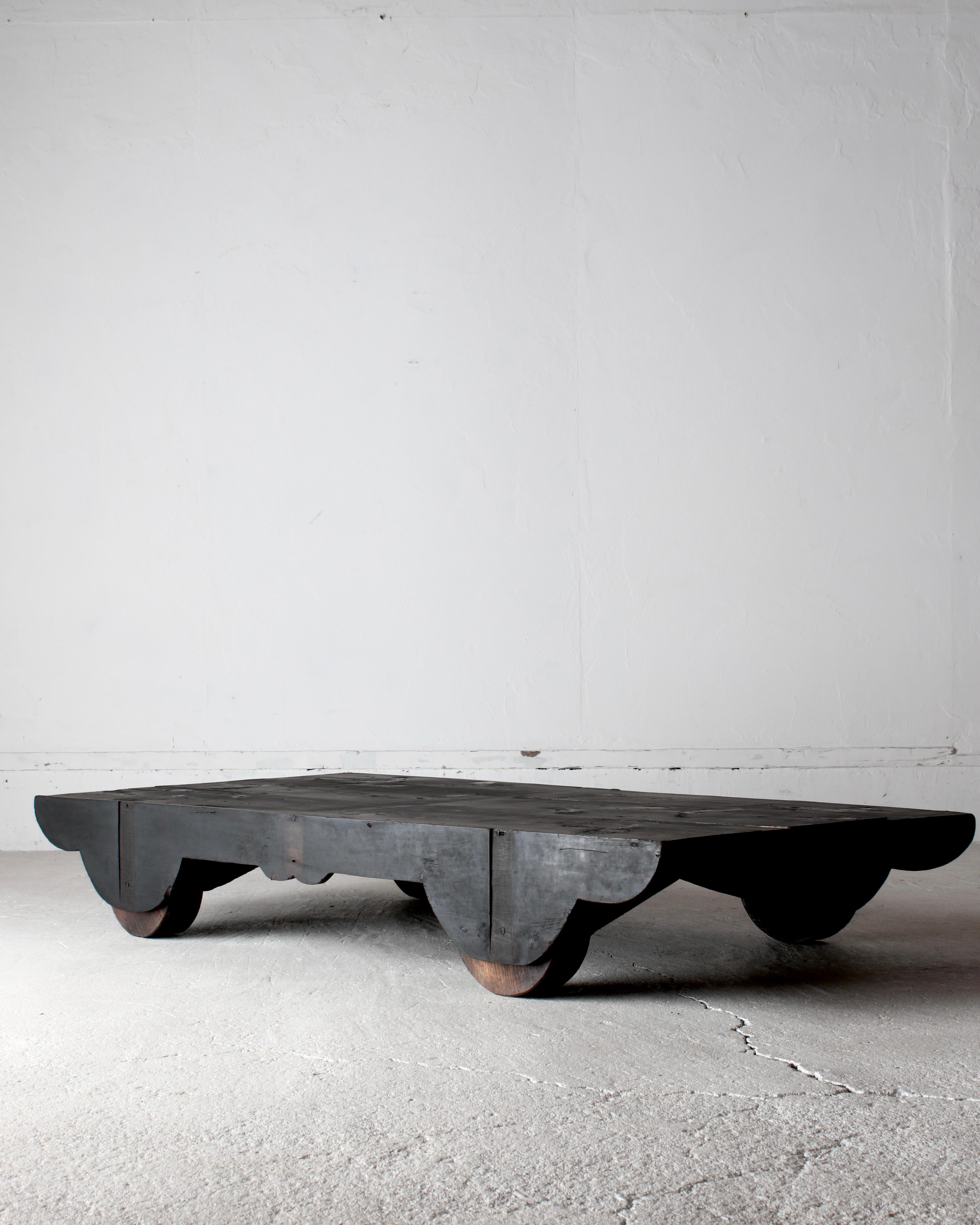 Japanischer antiker niedriger Tisch / Sofatisch / 1800-1868er / Wabi-Sabi Mingei (19. Jahrhundert) im Angebot