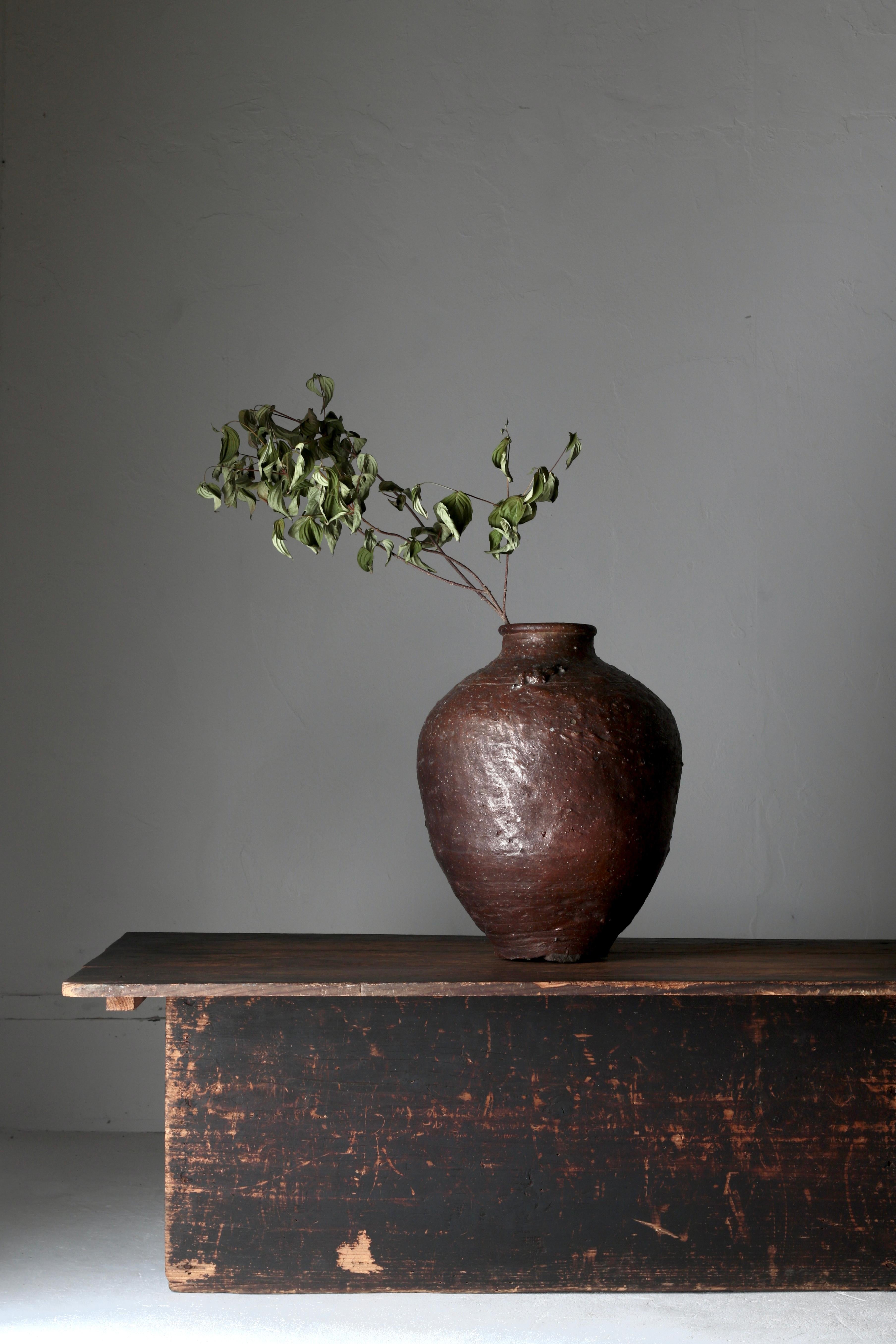 This is a table using old Japanese boards and boxes.

The trees are pine and cedar, which are naturally discolored to black that has been soot for a long time.

The material seems to be from around the Meiji period (1868s-1912s).

The natural