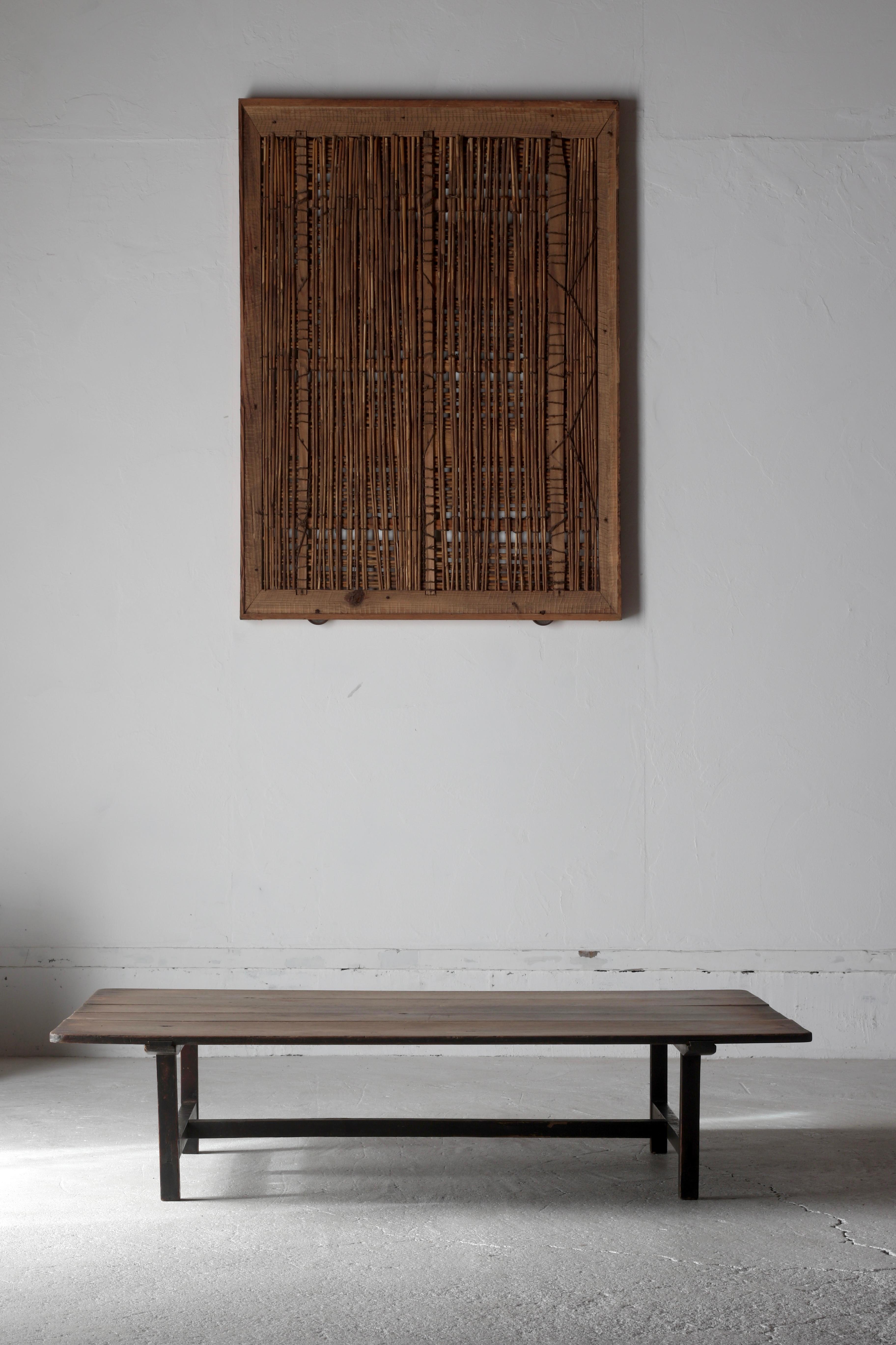 This is an old Japanese low table.

Chestnut is used for the top plate and cedar is used for legs.

You can see that it was assembled without the use of nails and was made by highly skilled craftsmen at the time.

The top plate has a natural color