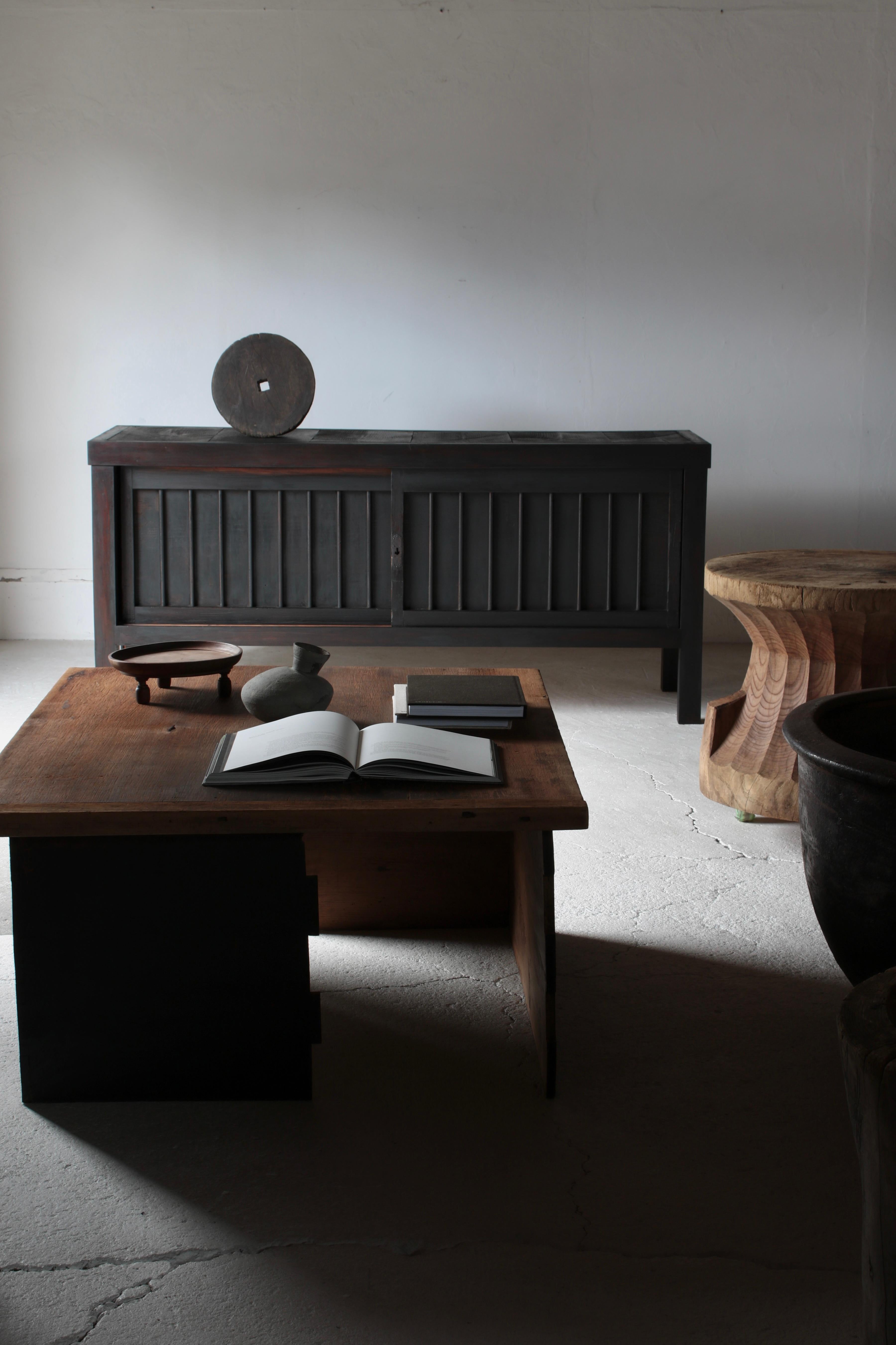 This is a low table that combines old Japanese trees.

The detailed tree species of the upper board is unknown, but it is considered to be katsura wood, and the color has become darker due to aging, and it has changed to a natural expression. It is