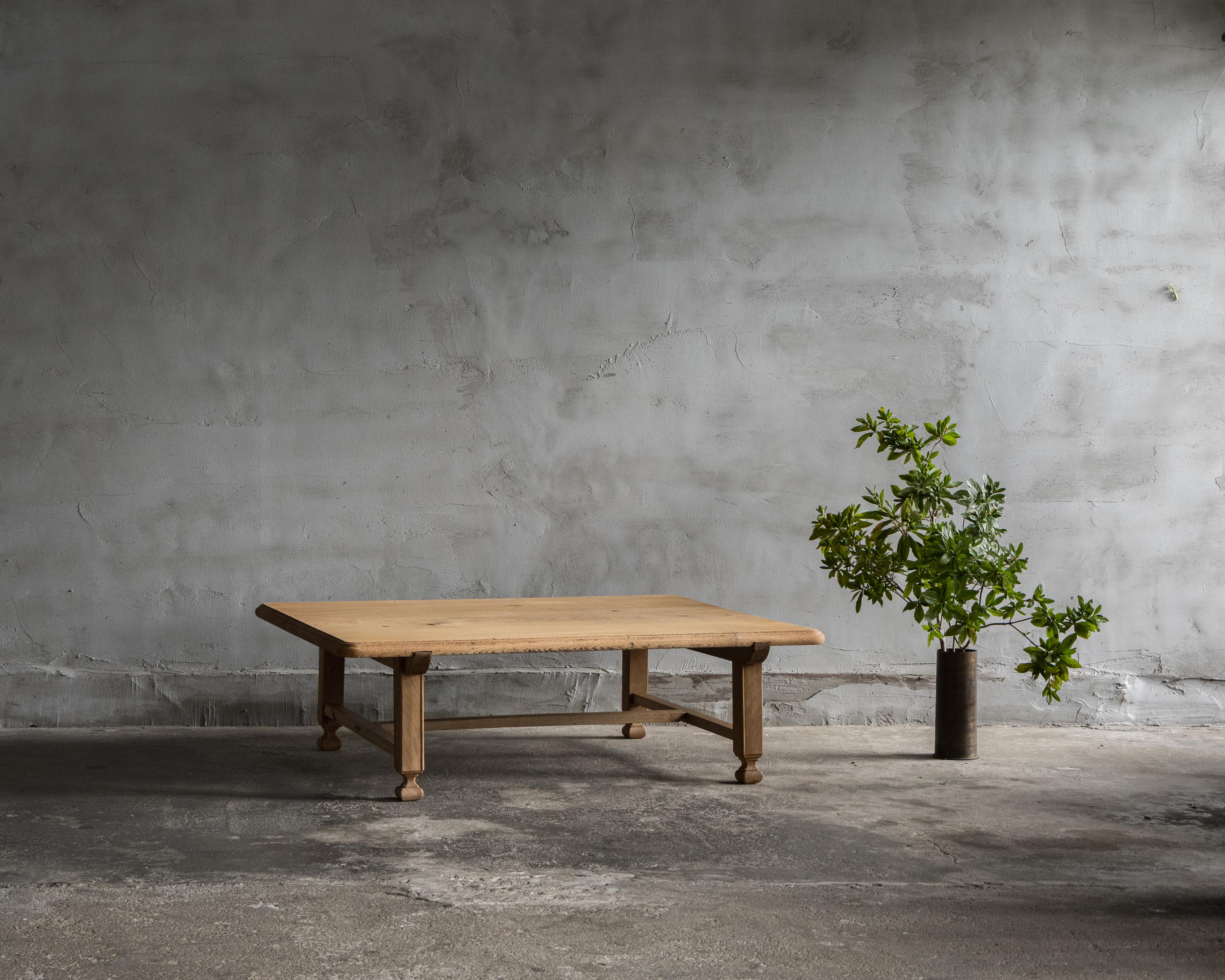 This antique low table was crafted in the Taisho Era (1912–1926).

Made of keyaki (Japanese zelkova) with naturally beautiful grain, the surface shows a softly worn, time-earned patina that conveys wabi-sabi character.

The profile is defined by