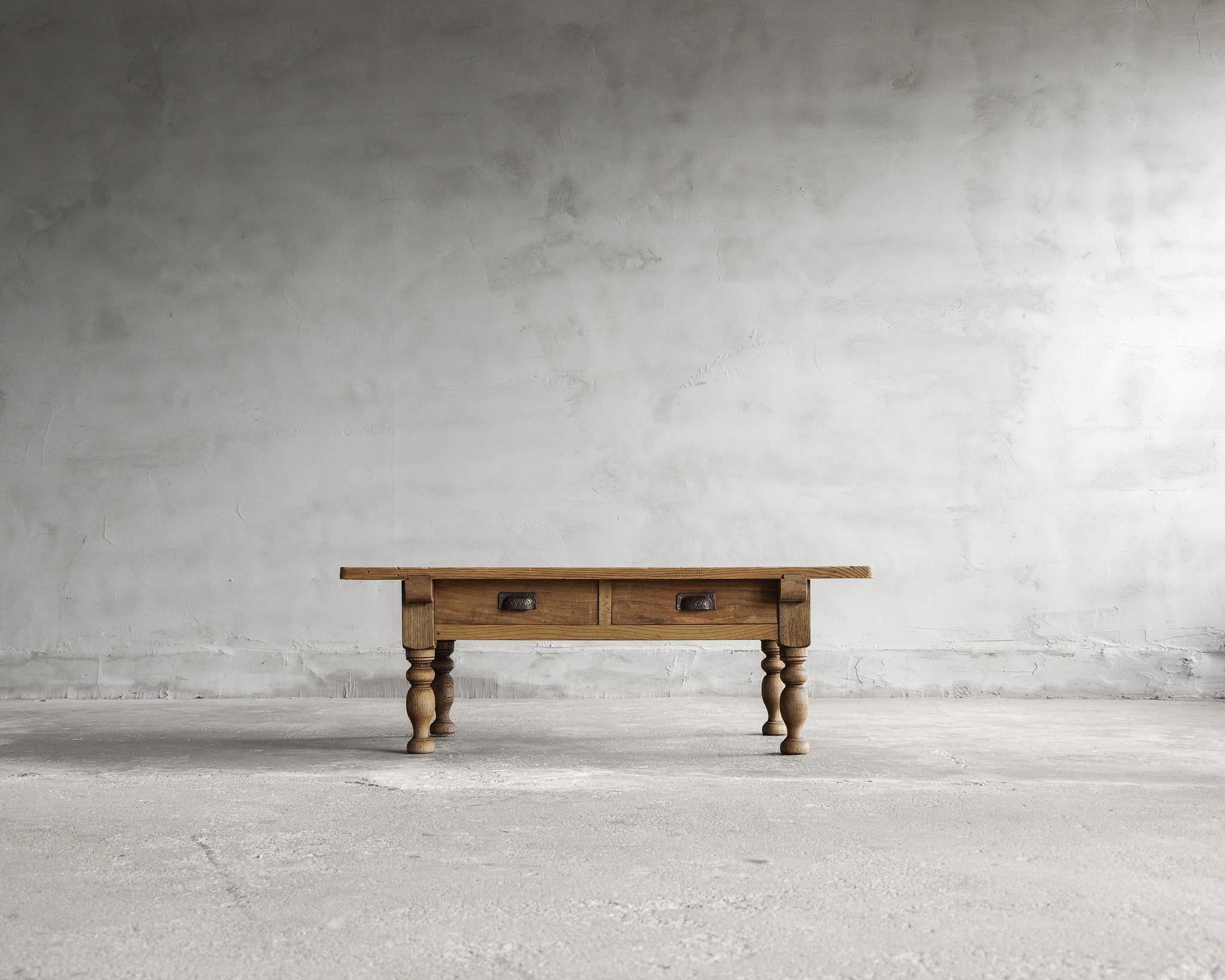 This is a Japanese antique low table.
It was made in the Taisyo Period(1912-1926).

The tabletop, made from japanese pine wood, boasts a gentle grain that exudes natural warmth and texture. Complementing the beauty of the tabletop are the legs