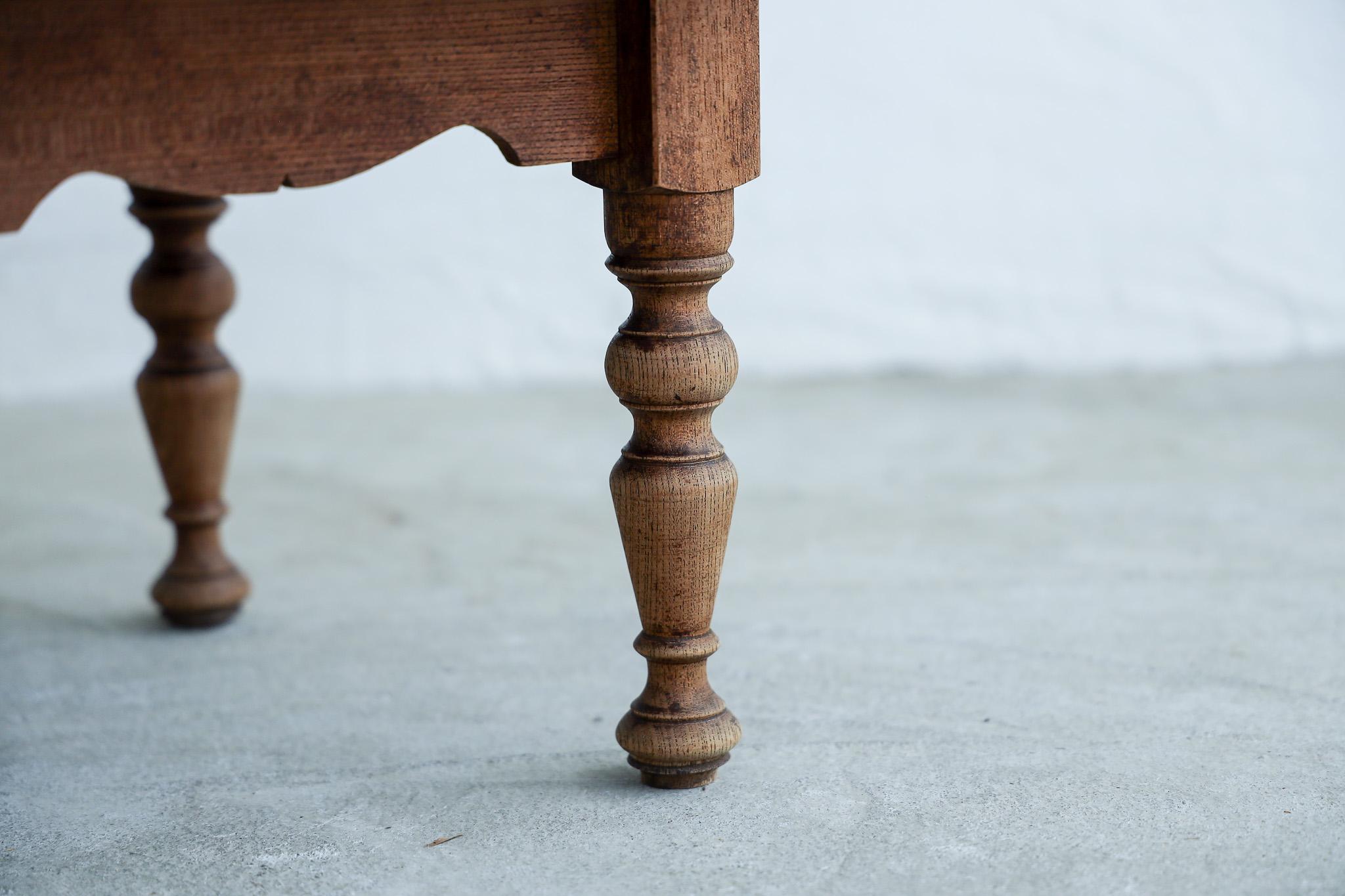 A round coffee table with Cabriole legs.
The unique, heavy grain of the keyaki wood is impressive.
The clean, sharp turntable legs and the design of the backboard give it an elegant atmosphere.

Recommended as a coffee table for the living room or