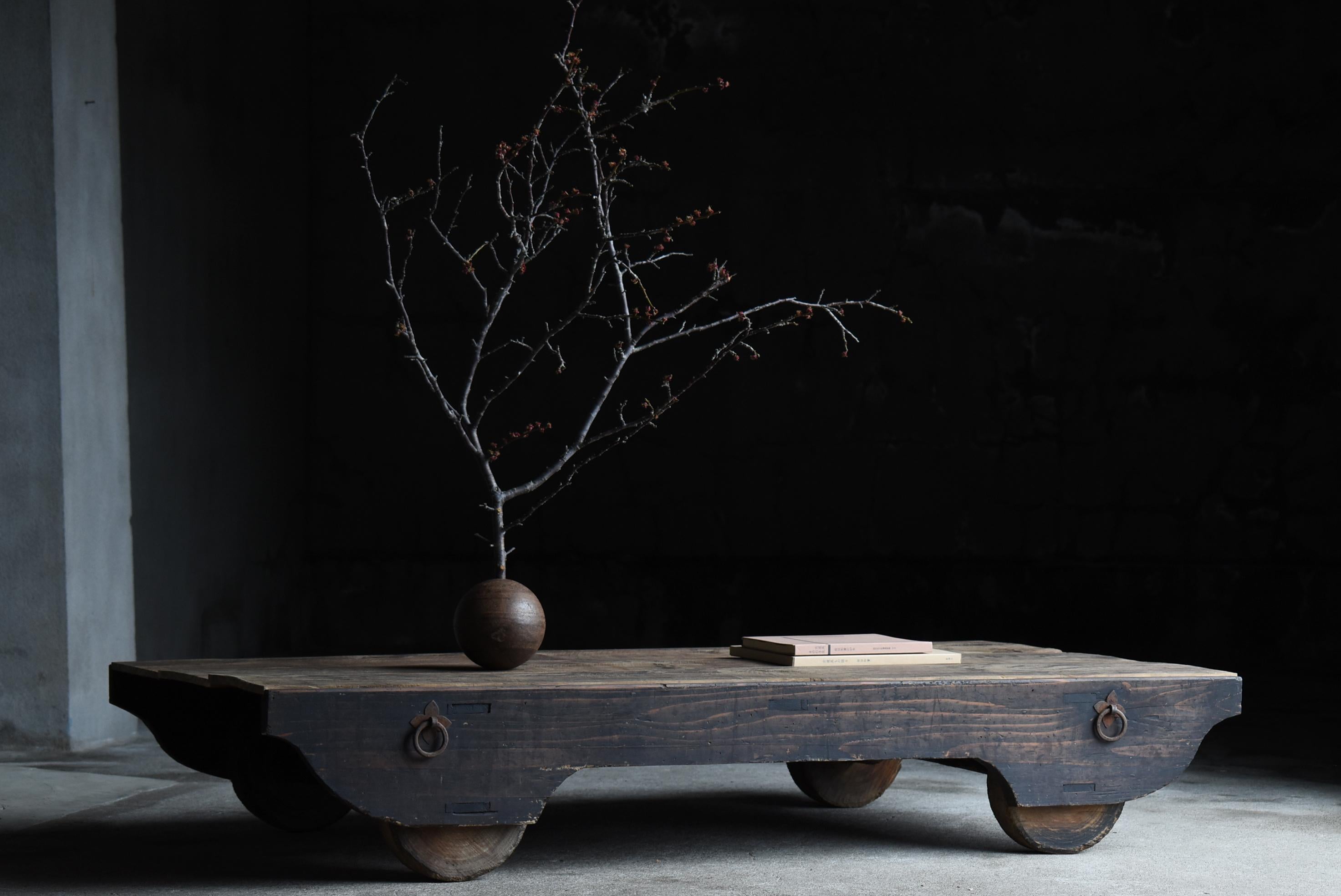 This account is operated by four different companies.
As for me, I specialize in Japanese antique furniture and objects.
With 20 years of experience as a buyer, I am leading Japanese antiques with a new perspective.

This is an old low table made in