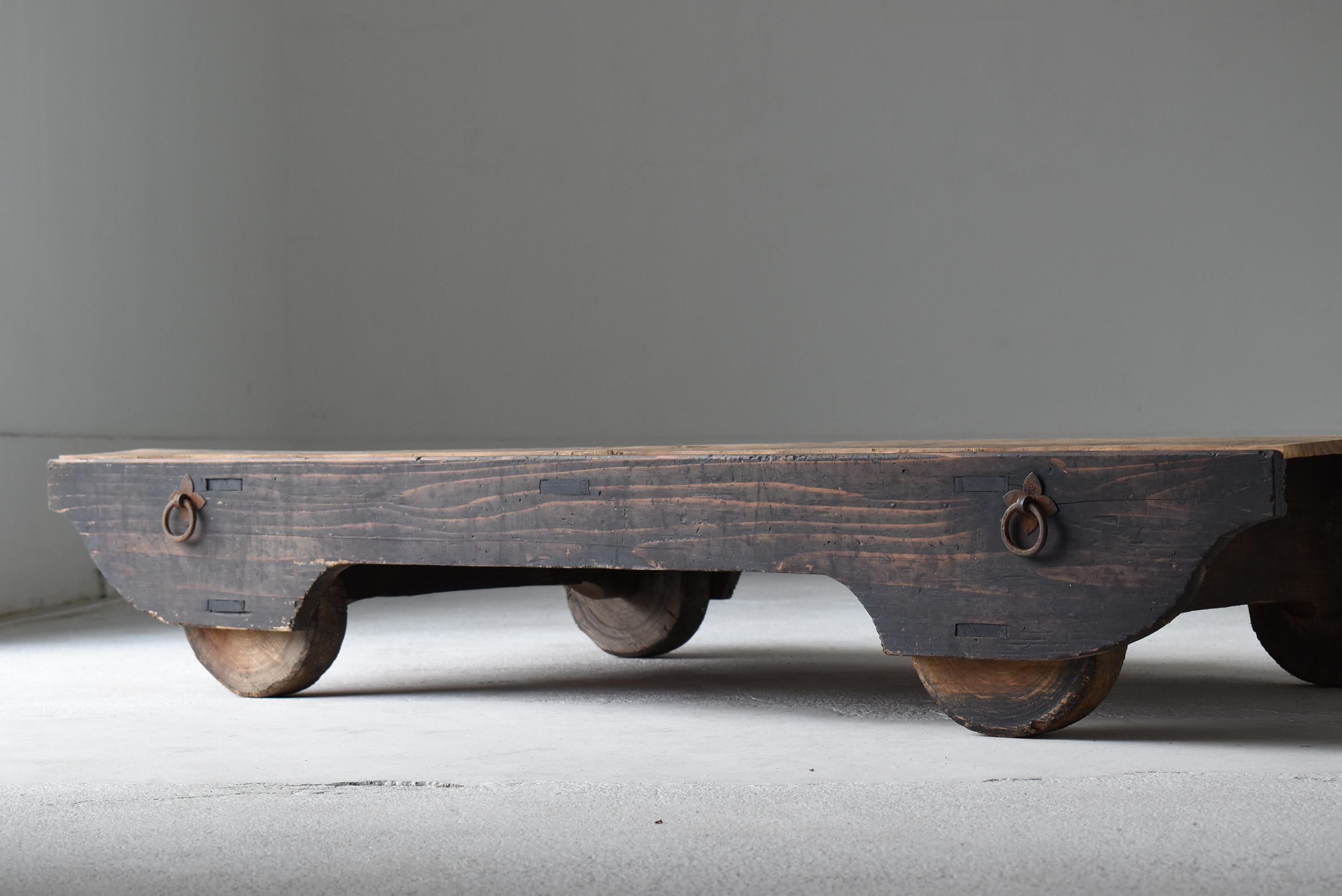 Japanese Antique Low Table with Wheels 1860s-1900s / Sofa Table Wabi Sabi In Good Condition In Sammu-shi, Chiba