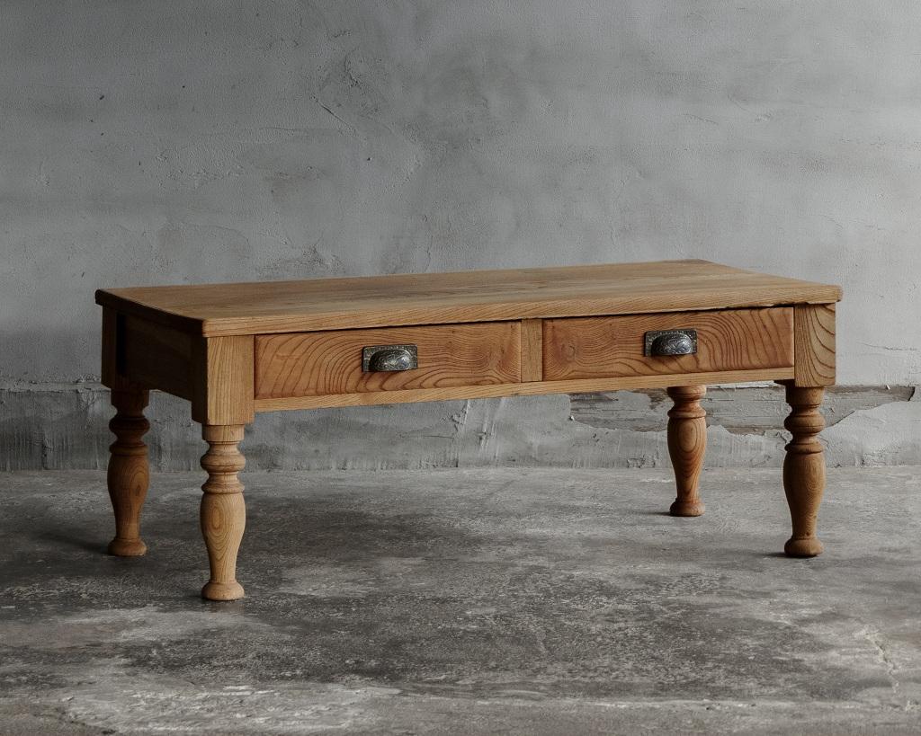 This antique low writing desk was crafted in the Taisho Era(1912-1926).

An antique low writing desk crafted from keyaki wood.
This desk features a sturdy structure and high-quality material, showcasing the natural beauty of its one-piece top board