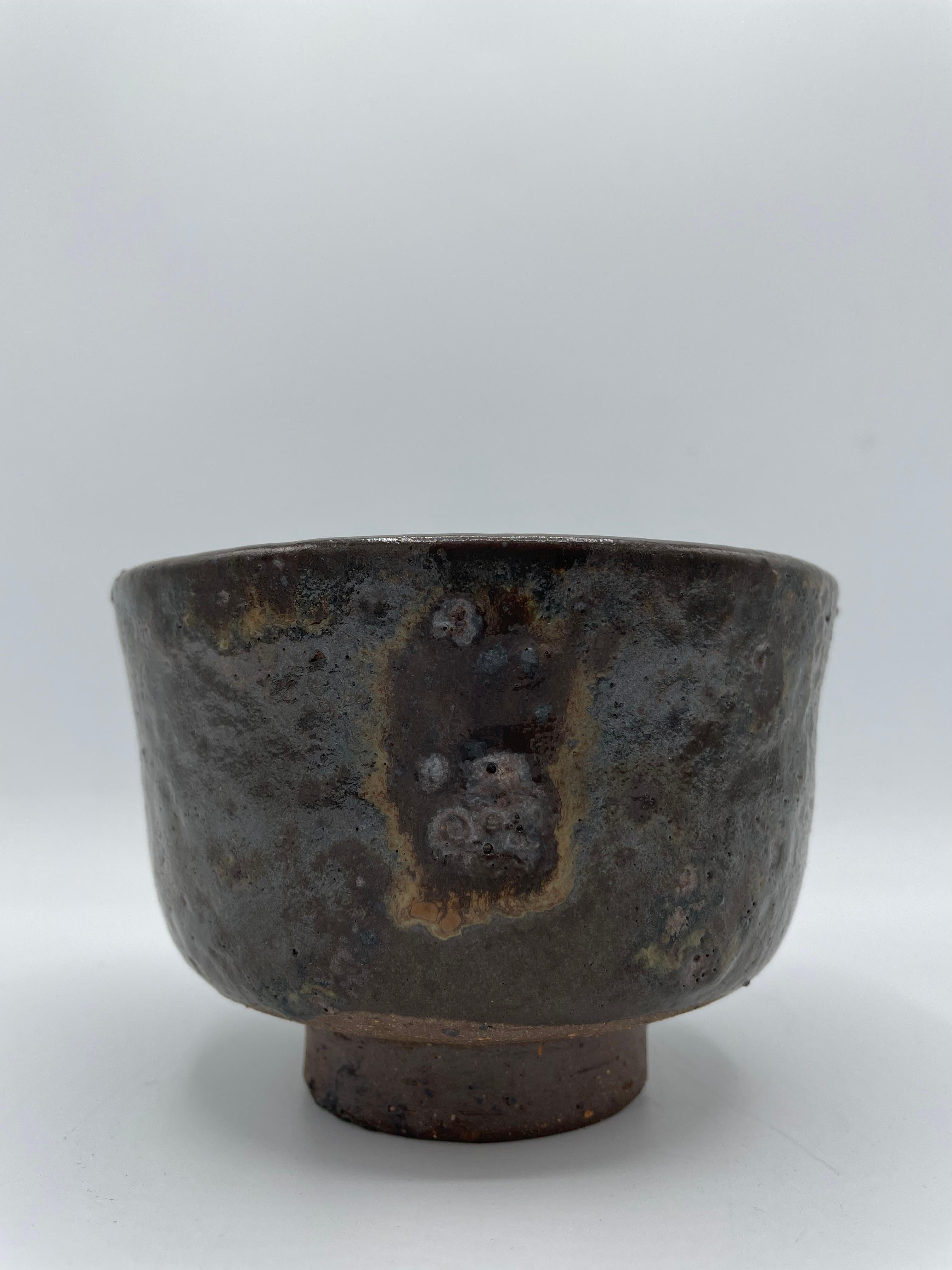 This is a matcha bowl which we use for tea ceremony.
It was made around Showa era 1970s.
The materials are porcelain.

Dimensions:
H 8.2 x 12.5 x 12.5 cm
