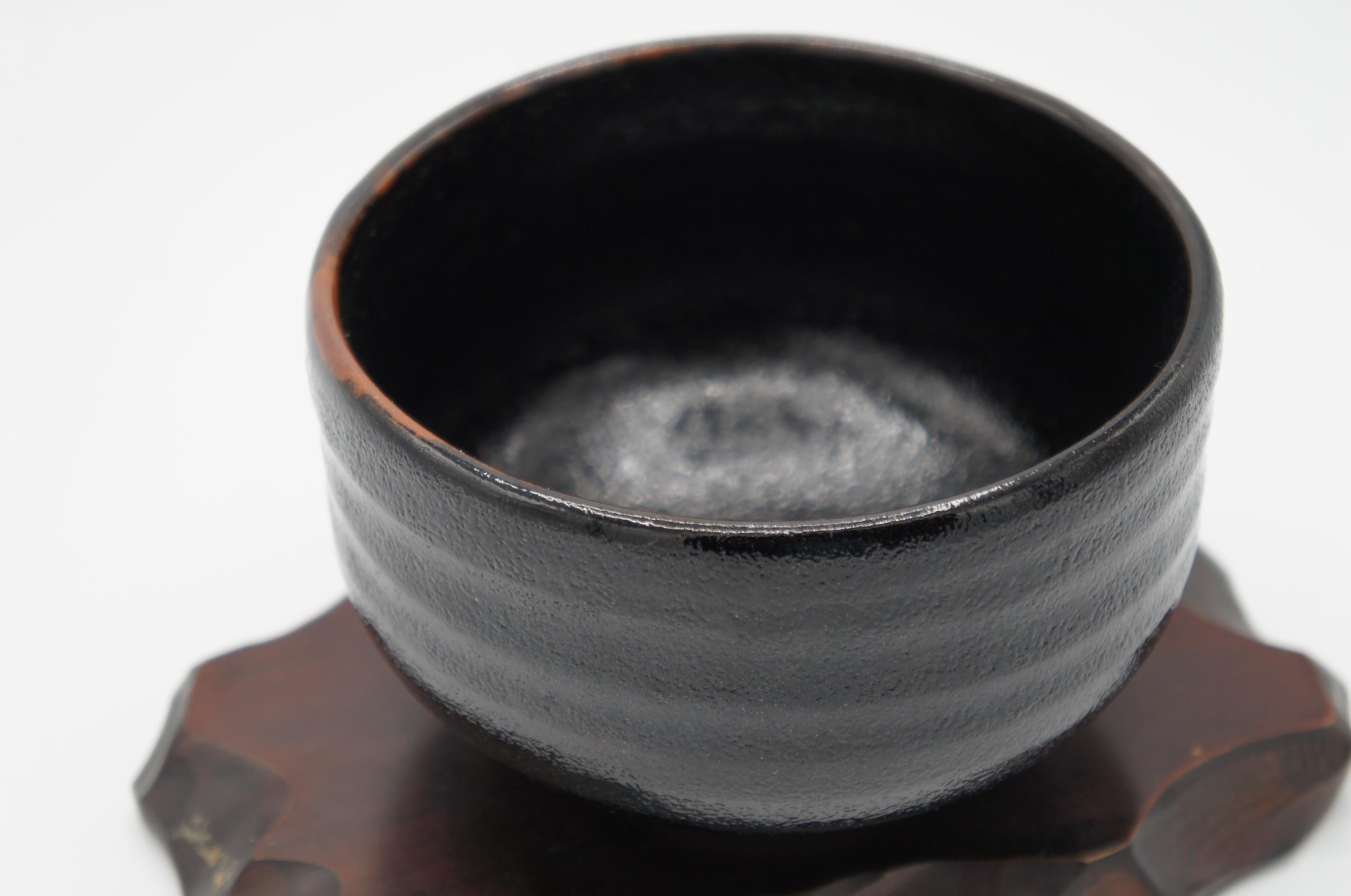 This is an antique Japanese Matcha bowl.
This Matcha bowl is normally used for tea ceremony in Japan.
It is made with porcelain and it was made around 1970s in Showa era.
The main colour is in black and on the back bottom is in brown.