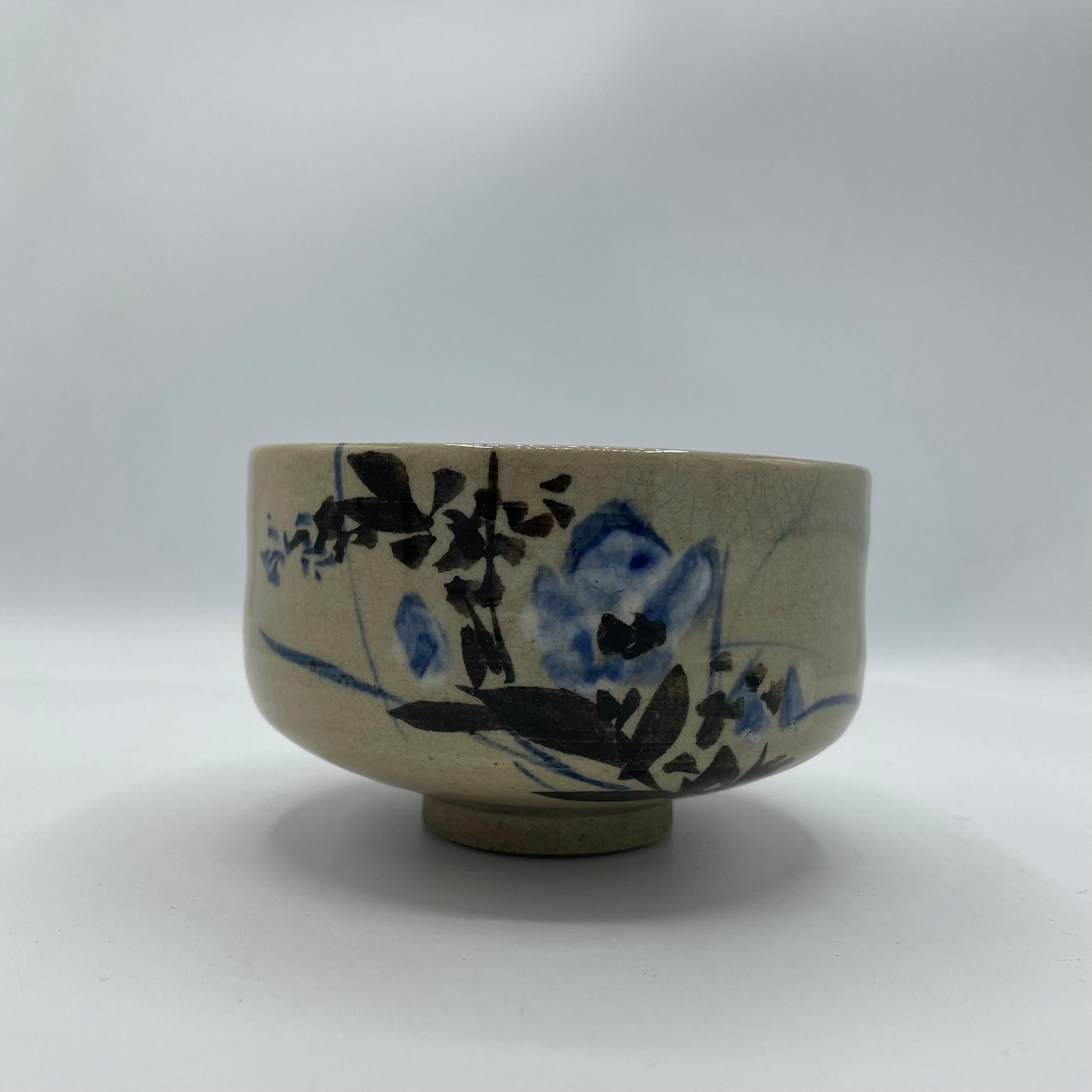 Japanische antike Matcha-Schale Blumen 1980er Jahre (Showa) im Angebot