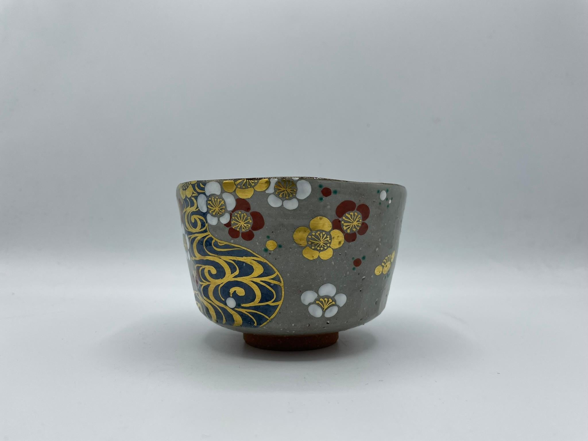 Dies ist eine Matcha-Schale, die wir für die Teezeremonie verwenden.
Diese Schale wurde in den 1970er Jahren in der Showa-Ära in Japan hergestellt.
Der Stil dieser Schale ist Hagi.
Hagi-Ware/ Hagi-yaki ist eine japanische Keramik, die traditionell