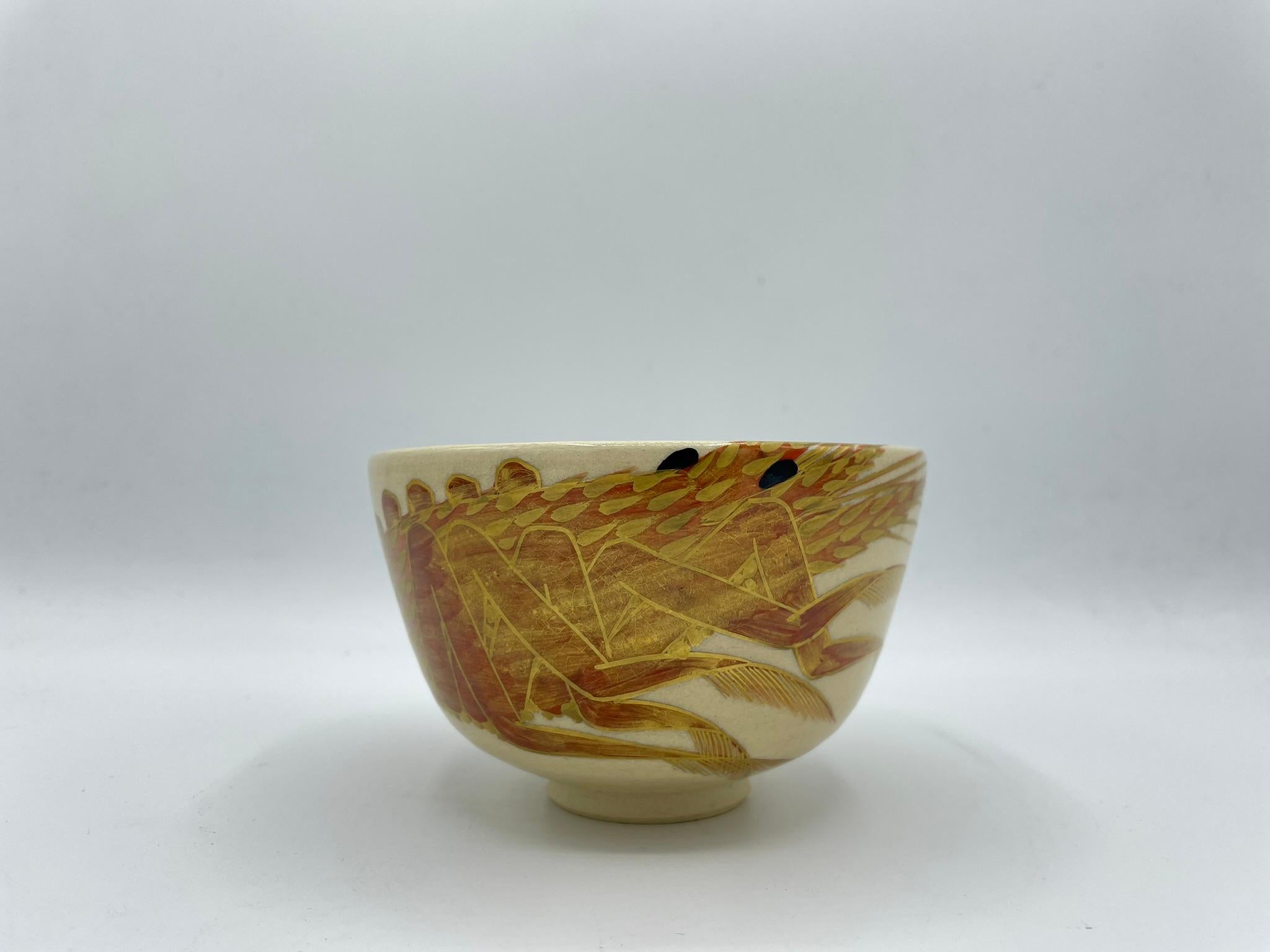 This is a matcha bowl serving during tea ceremony.
This item was made around 1960s in Showa era. The material is porcelain and the design is a shrimp.
This matcha bowl was made in Kyoto prefecture, Japan with style Kyo ware.
On the back, there