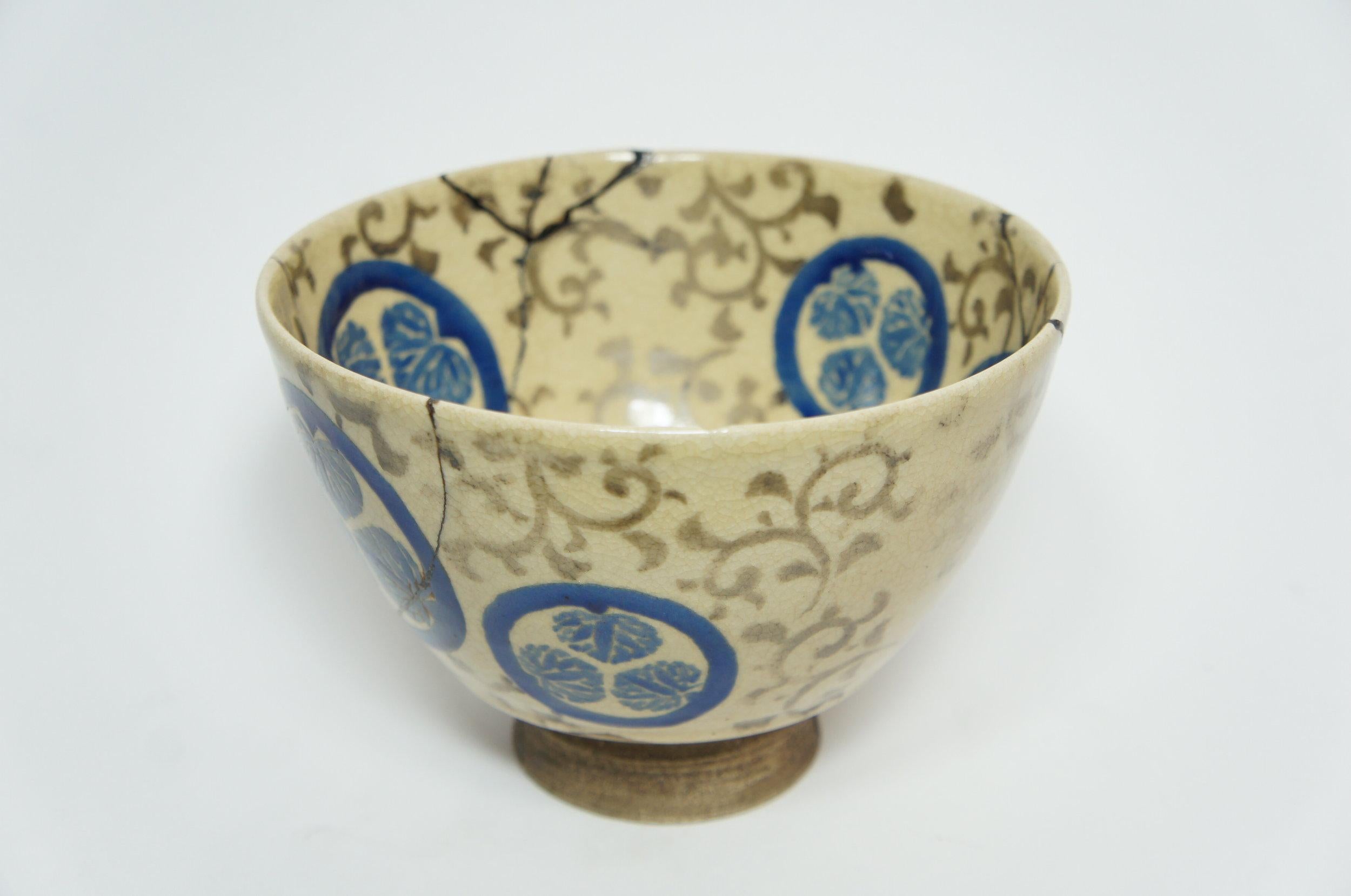 This bowl has the emblem of the Tokugawa shogun, who ruled Japan during the Edo era, making it extremely valuable.
Repaired with the lacquer that makes it so beautiful. Reparation is called Kintsugi. 

Edo period (1603-1868)

H10×14×14 cm

The