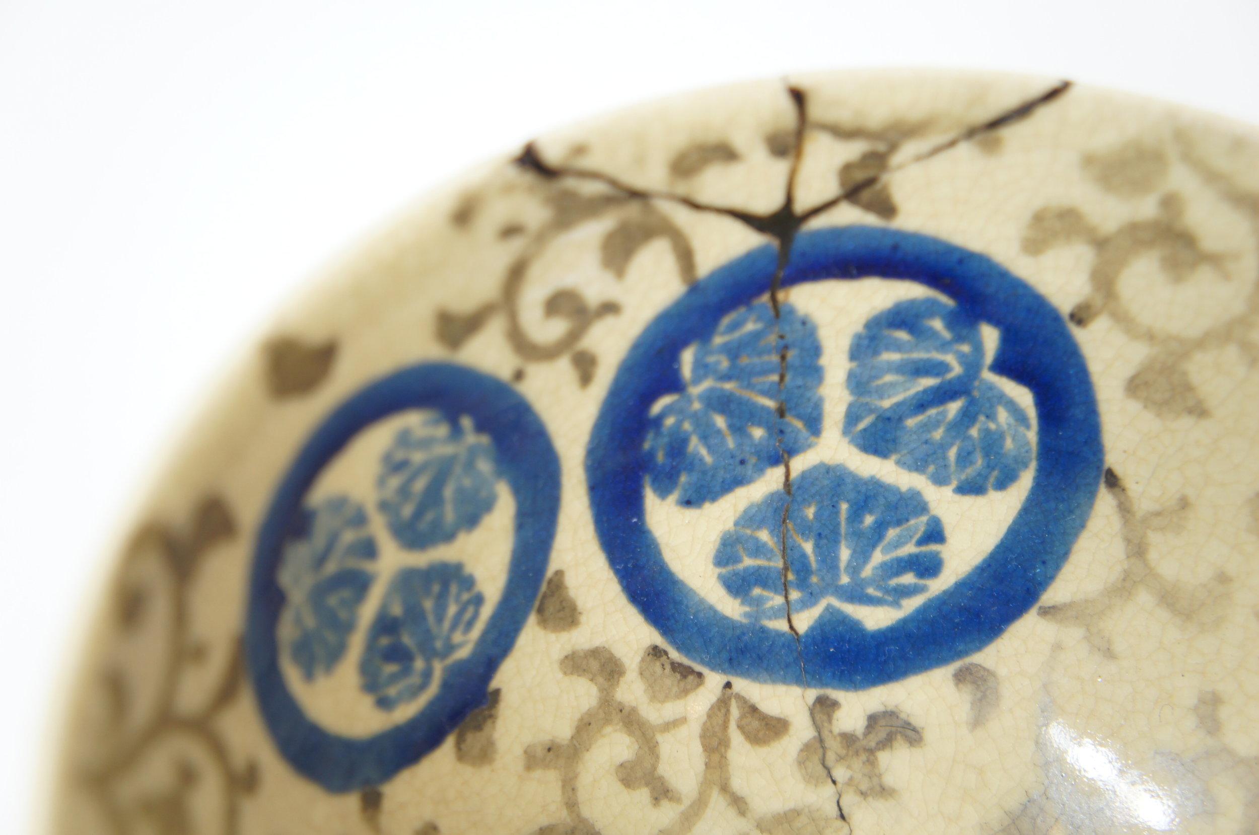 Japanese Antique Matcha Bowl Tokugawa 1800s Repaired Kintsugi In Distressed Condition In Paris, FR