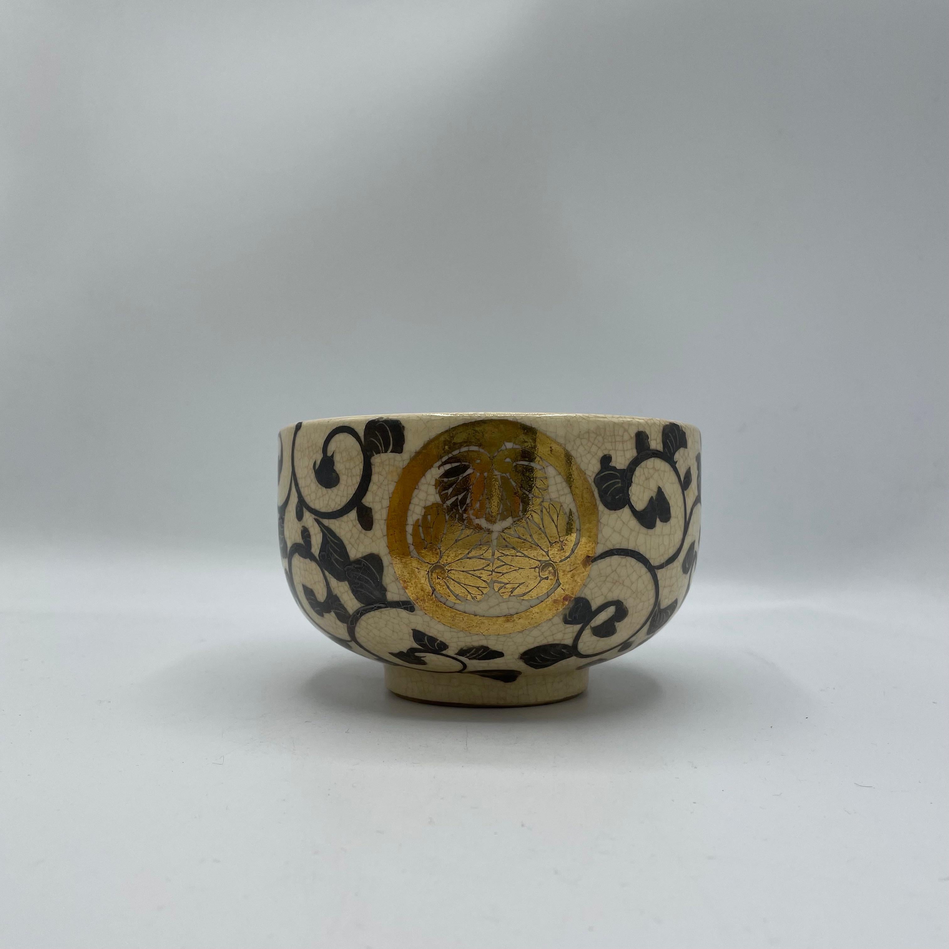 Hand-Painted Japanese Antique Matcha Bowl 'Tokugawa' 1960s with Wooden Box For Sale