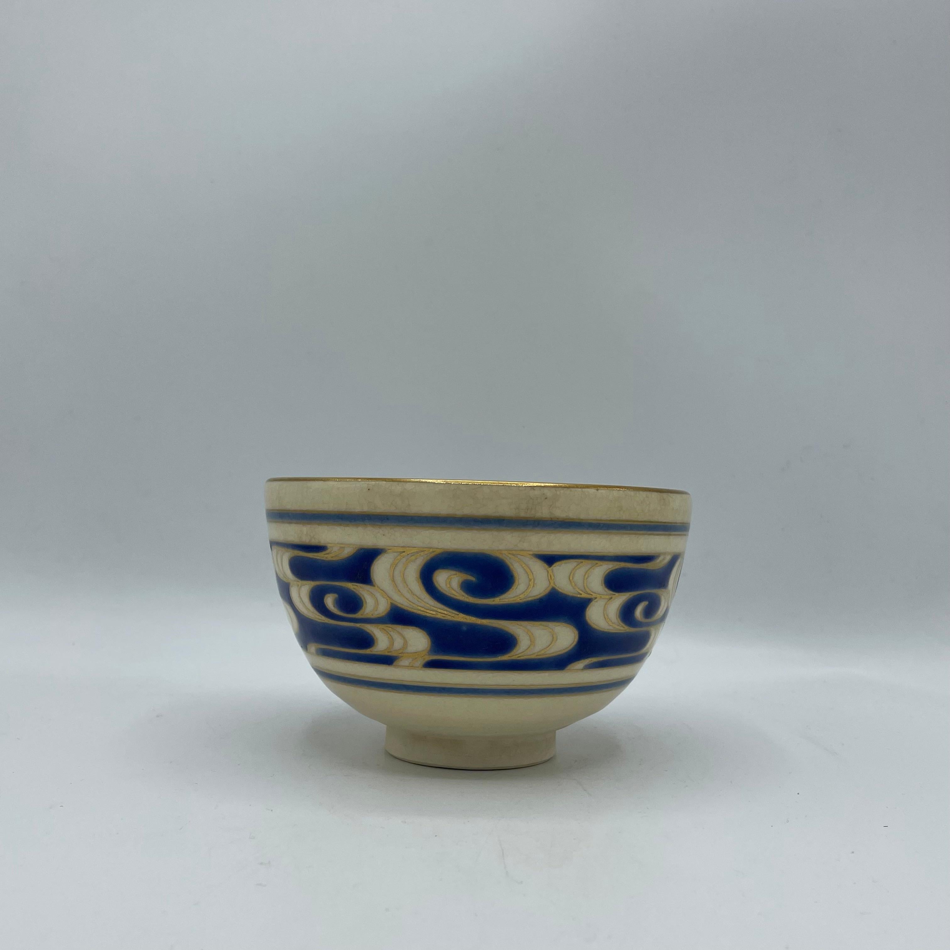 Se trata de un cuenco de matcha para la ceremonia del té.
Este cuenco está hecho con porcelana y se fabricó alrededor de la década de 1970 en la era Showa.
Dimensiones: 12 x 12 x H7,5 cm 