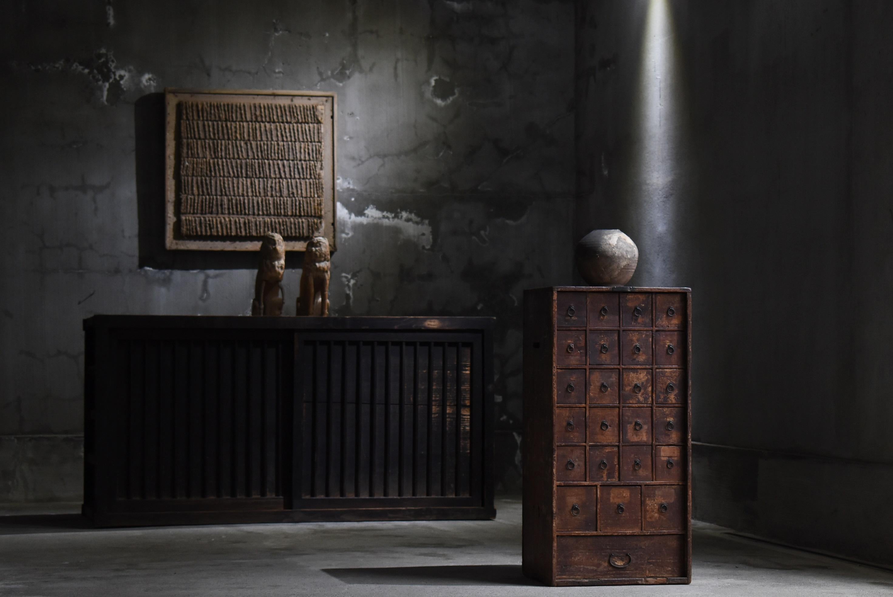 This is a very old Japanese medicine chest.
Furniture from the Meiji era. (1860s - 1900s)
The material is paulownia wood, a high quality material.
This is a very rare piece of furniture.

It is a miracle that all the drawer handles are still