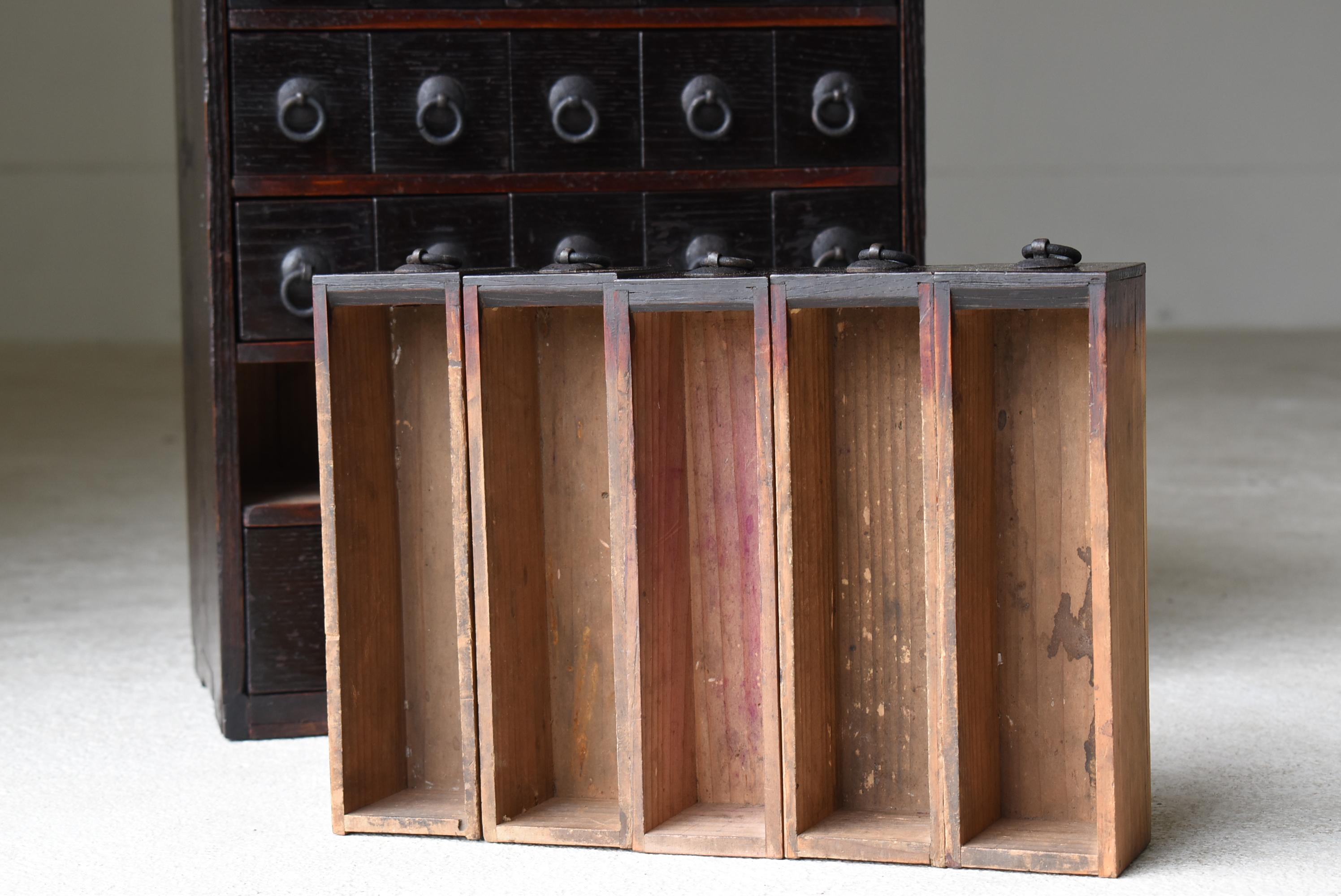 Coffre à pharmacie antique japonais 1860s-1920s/Rangement à tiroirs Wabisabi Mingei en vente 2