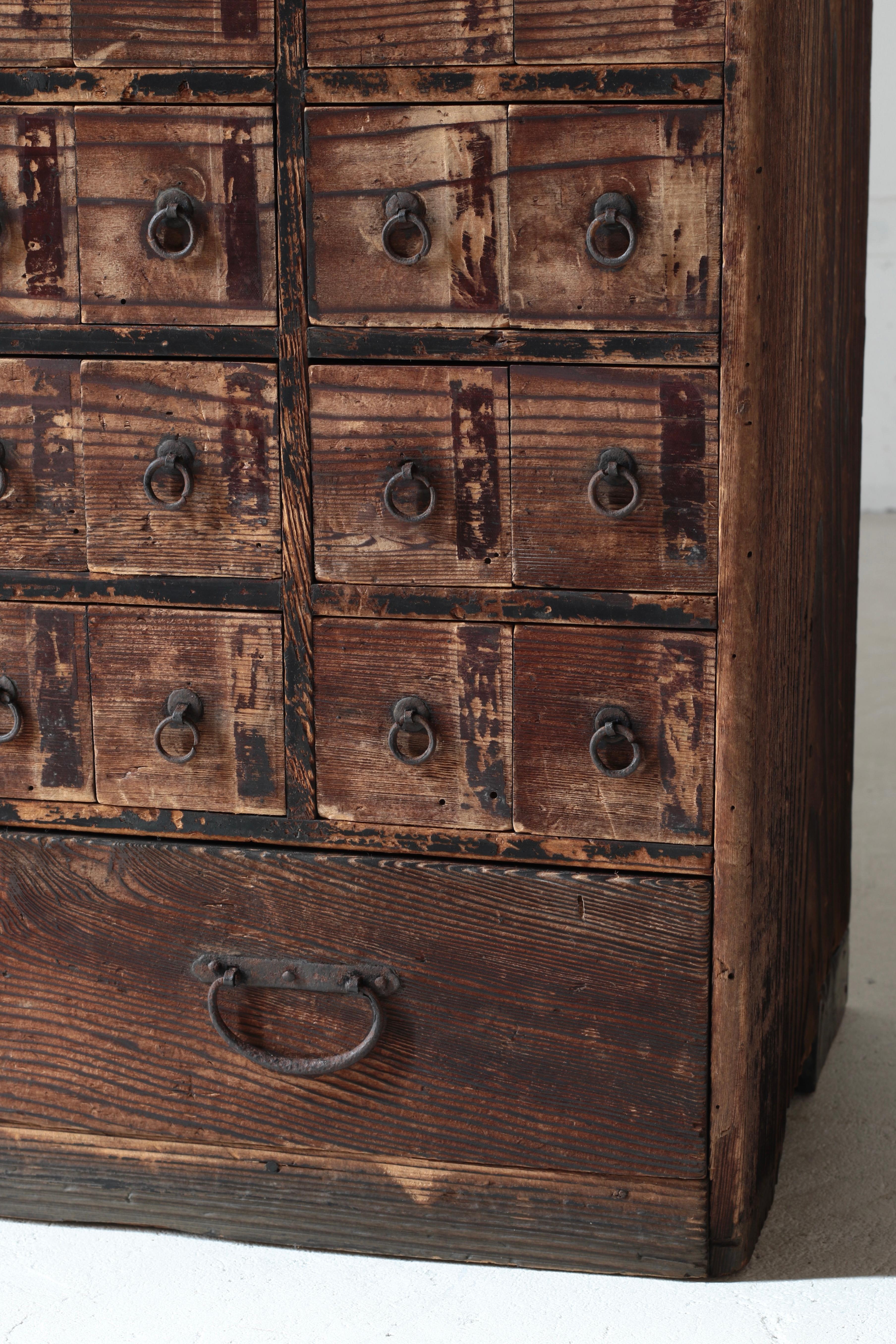 Japanische antike Medizintruhe / Schublade Tansu / 1868-1912er Jahre / Wabi-Sabi Mingei (Meiji-Periode)