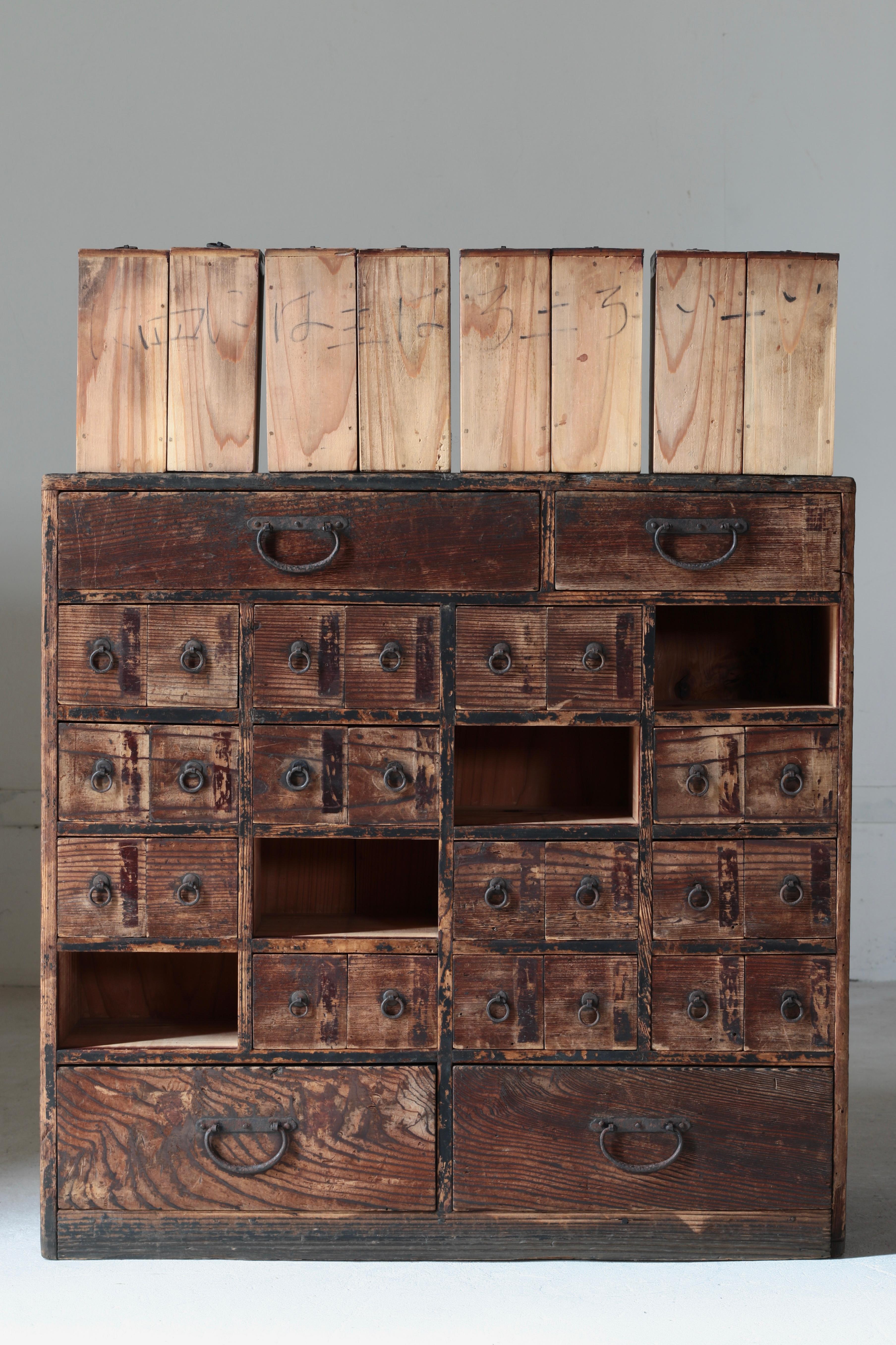 Japanische antike Medizintruhe / Schublade Tansu / 1868-1912er Jahre / Wabi-Sabi Mingei (19. Jahrhundert)