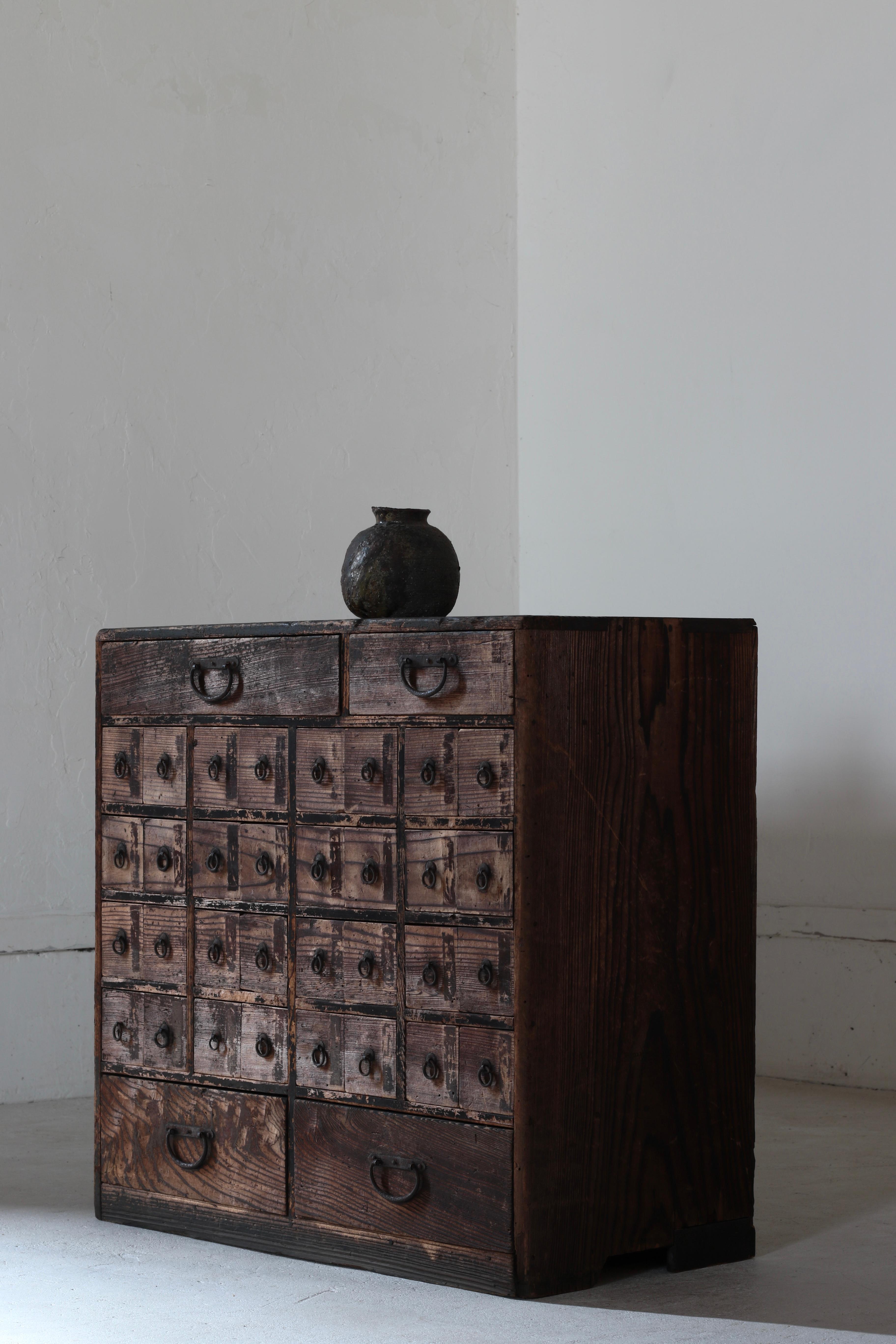 Japanische antike Medizintruhe / Schublade Tansu / 1868-1912er Jahre / Wabi-Sabi Mingei (Holz)