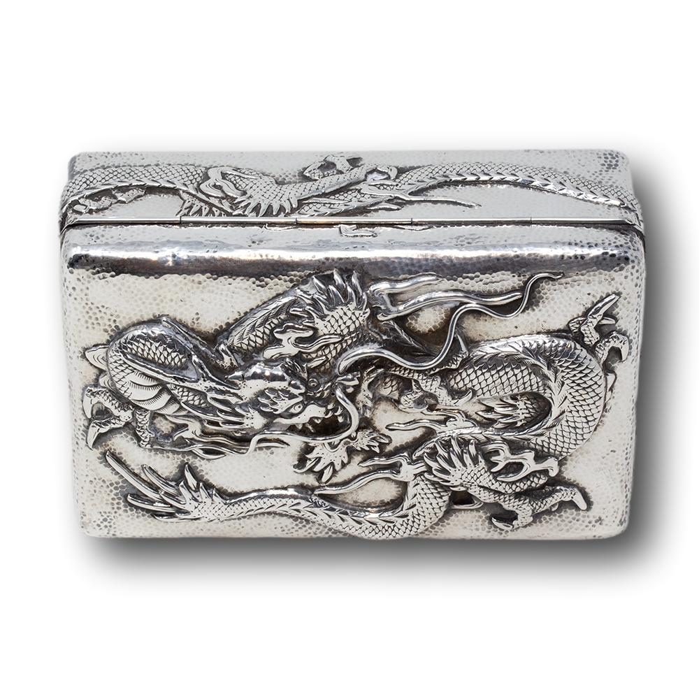 Ancienne boîte à dragon en argent martelé de la période Meiji, japonaise en vente 4