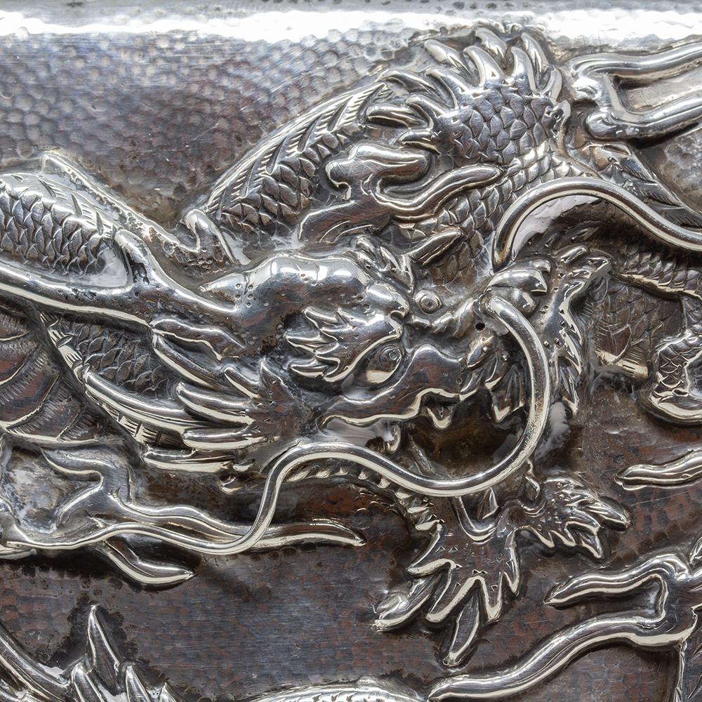 Ancienne boîte à dragon en argent martelé de la période Meiji, japonaise en vente 5