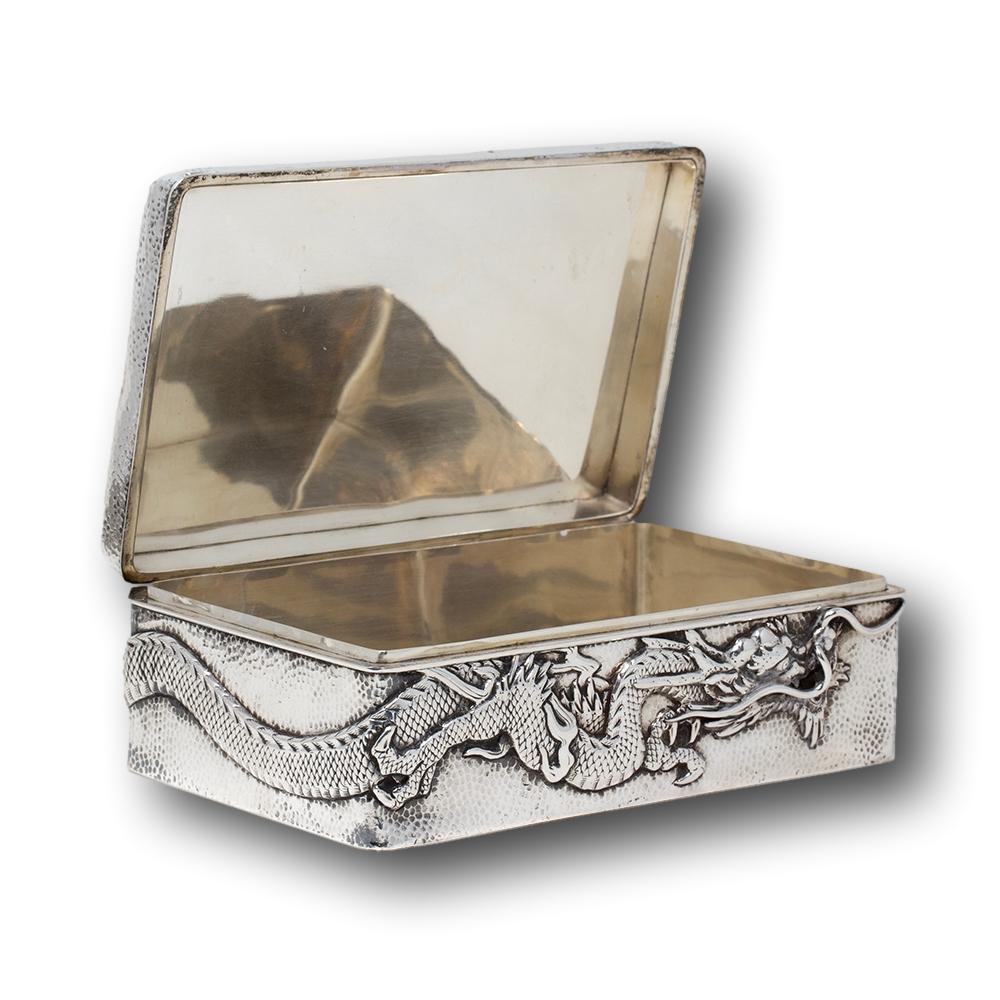 Ancienne boîte à dragon en argent martelé de la période Meiji, japonaise en vente 6