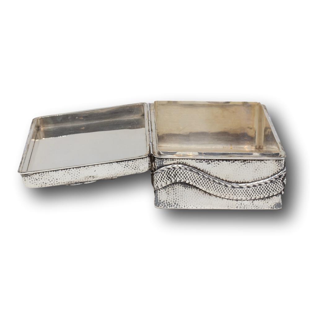 Ancienne boîte à dragon en argent martelé de la période Meiji, japonaise en vente 7