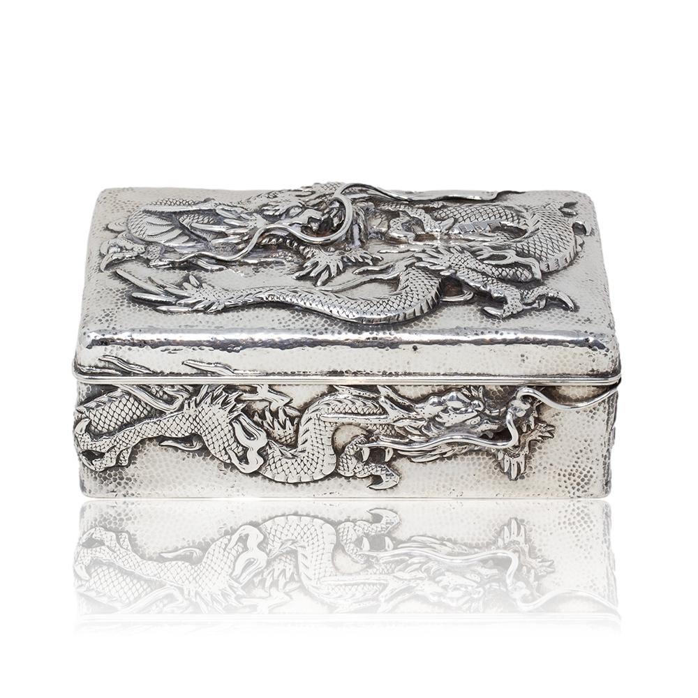 Japonais Ancienne boîte à dragon en argent martelé de la période Meiji, japonaise en vente