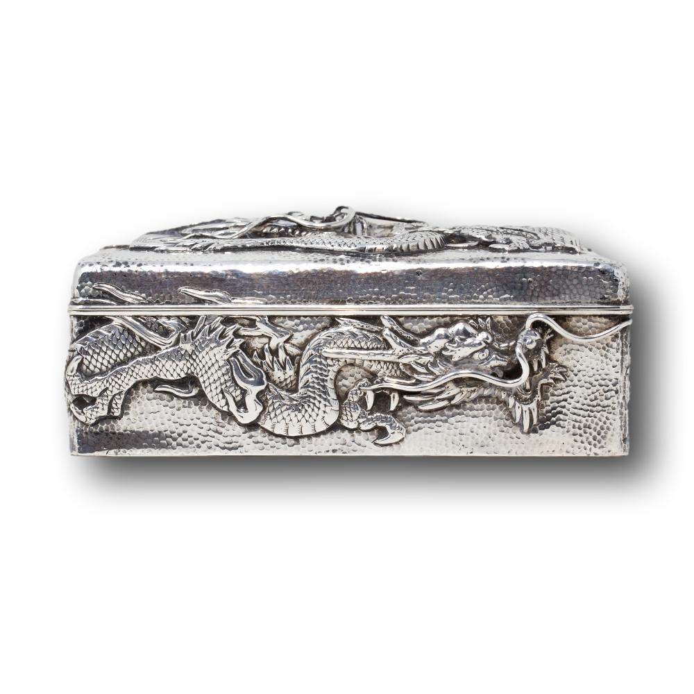 Moulage Ancienne boîte à dragon en argent martelé de la période Meiji, japonaise en vente
