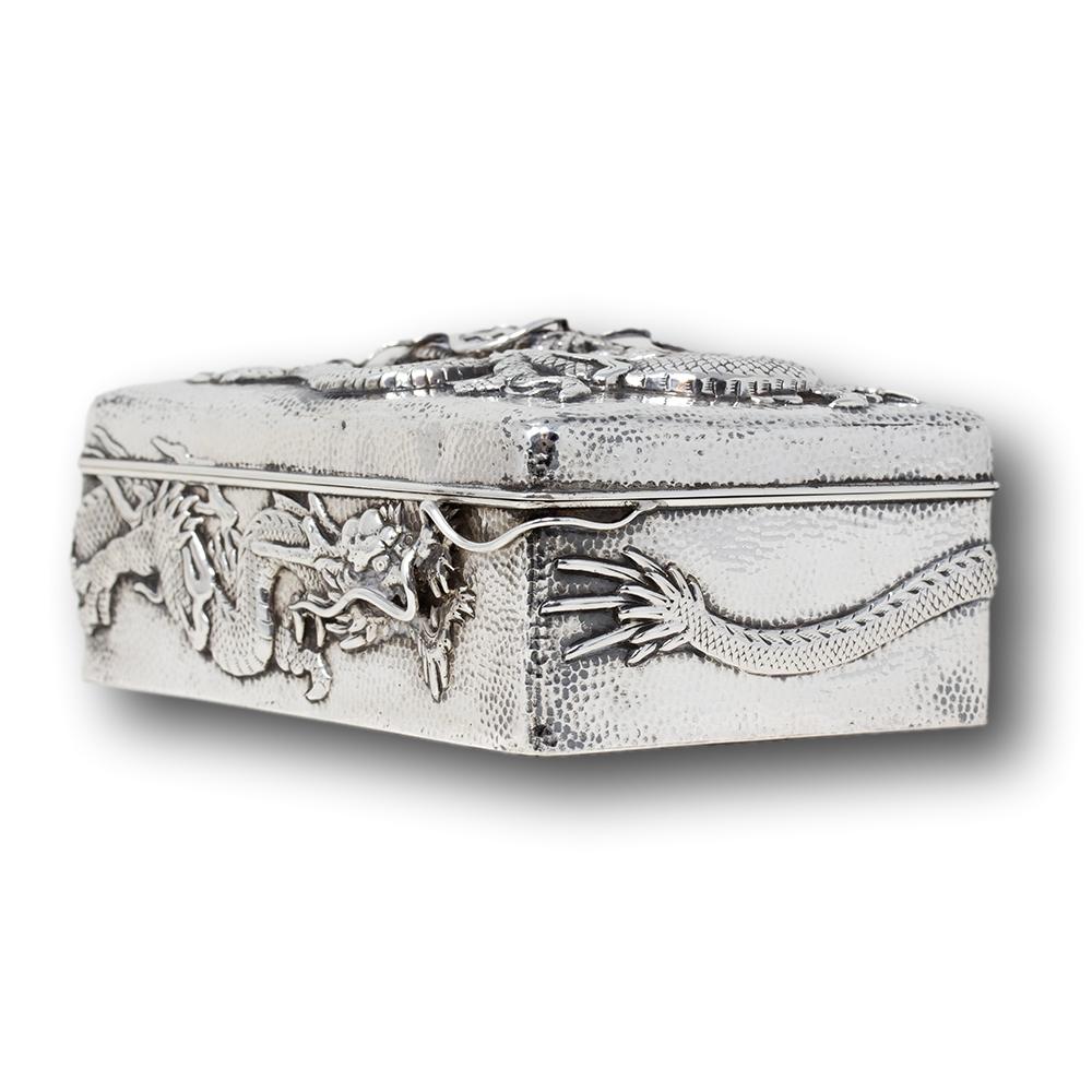 Ancienne boîte à dragon en argent martelé de la période Meiji, japonaise Bon état - En vente à Newark, England