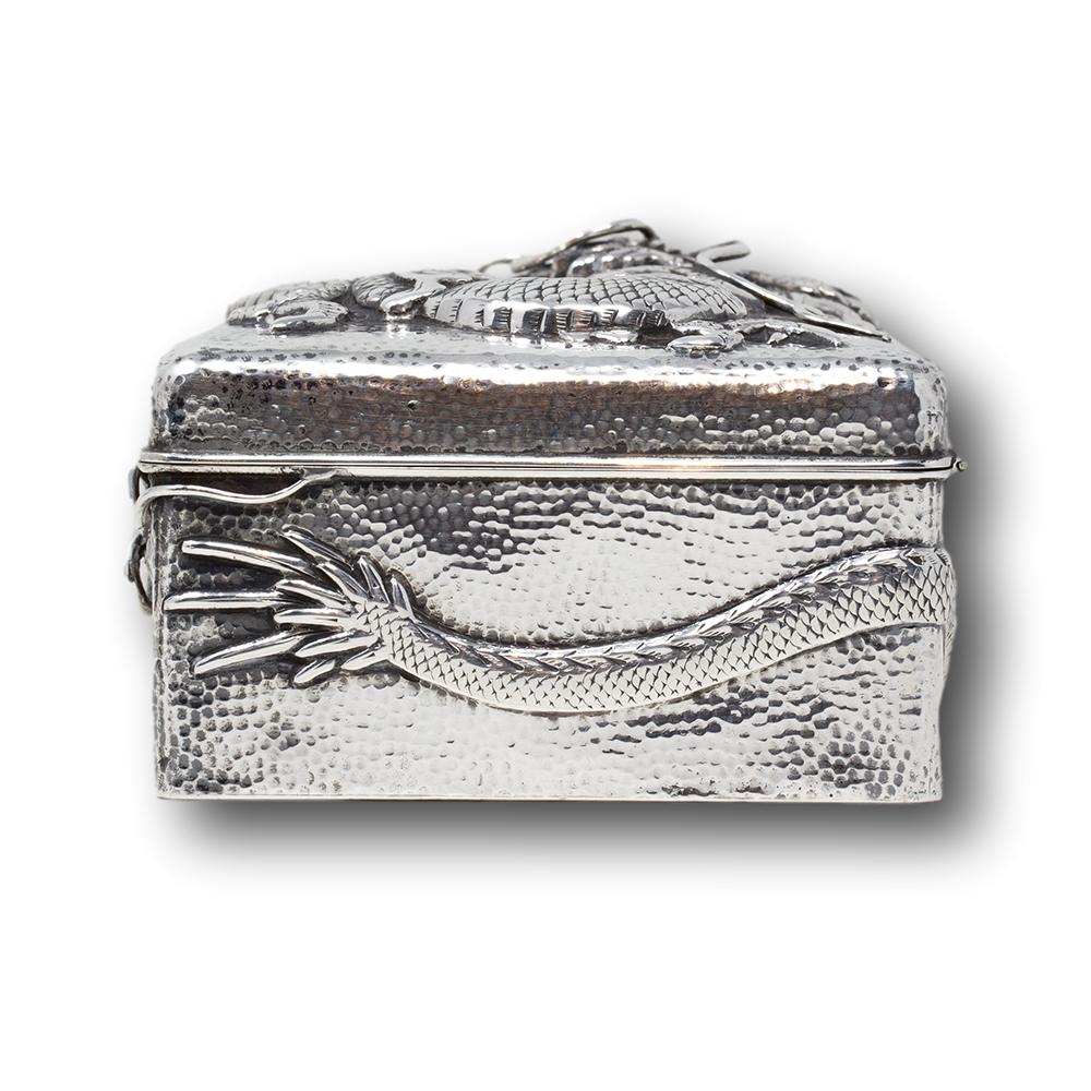 XIXe siècle Ancienne boîte à dragon en argent martelé de la période Meiji, japonaise en vente