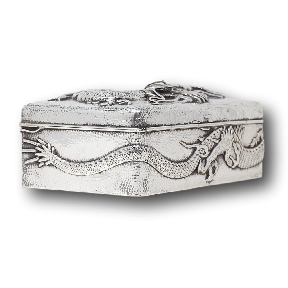 Argent Ancienne boîte à dragon en argent martelé de la période Meiji, japonaise en vente