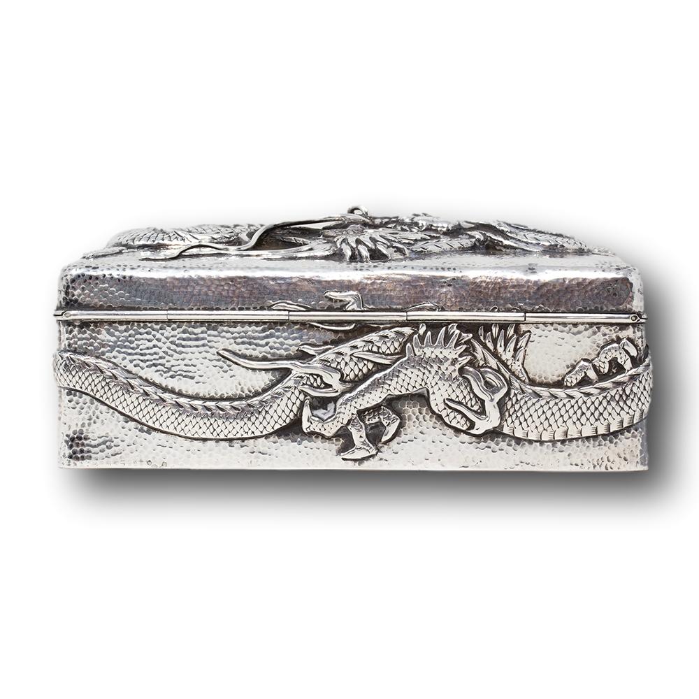 Ancienne boîte à dragon en argent martelé de la période Meiji, japonaise en vente 1