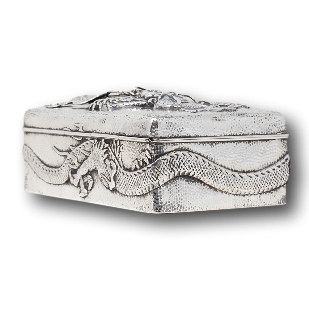 Ancienne boîte à dragon en argent martelé de la période Meiji, japonaise en vente 2