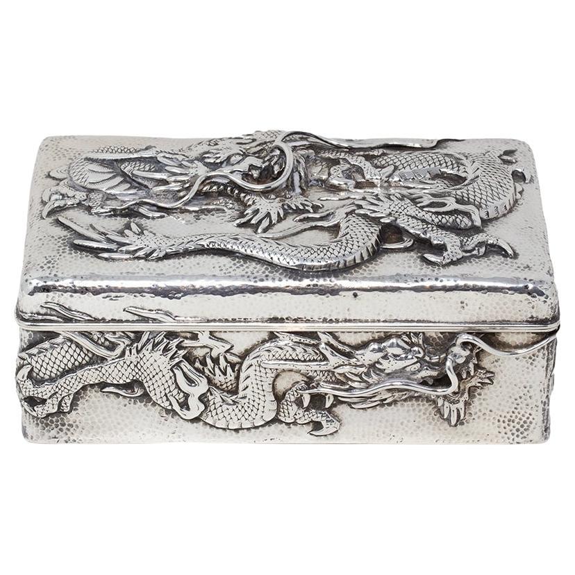 Ancienne boîte à dragon en argent martelé de la période Meiji, japonaise en vente
