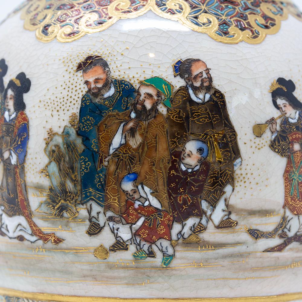 Paire de vases japonais anciens de la période Meiji Satsuma peints à la main par Gyokuzan en vente 3