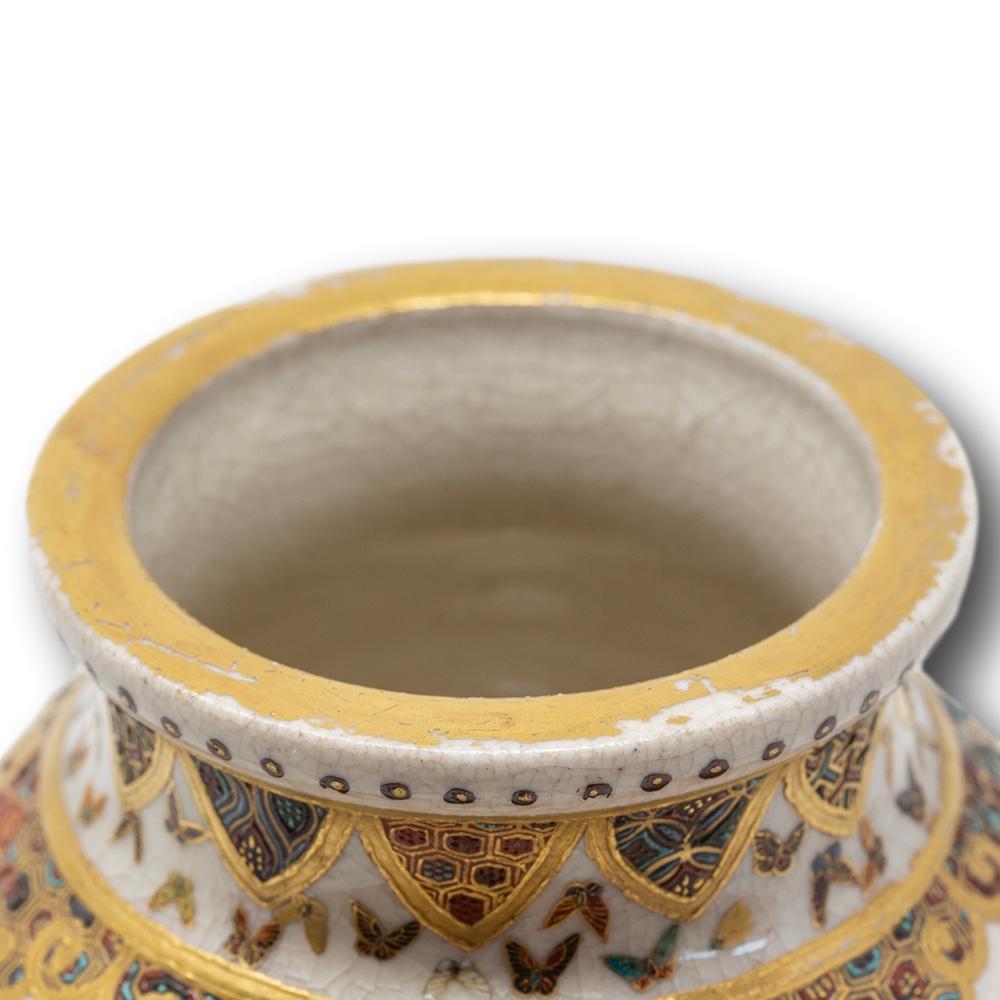 Paire de vases japonais anciens de la période Meiji Satsuma peints à la main par Gyokuzan en vente 10