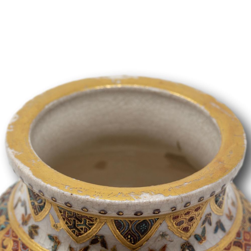 Paire de vases japonais anciens de la période Meiji Satsuma peints à la main par Gyokuzan en vente 11