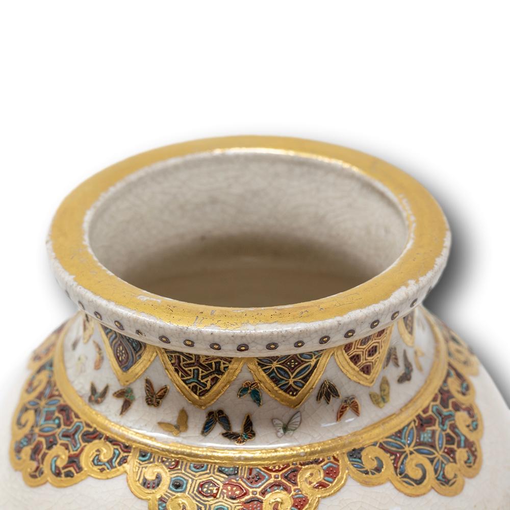 Paire de vases japonais anciens de la période Meiji Satsuma peints à la main par Gyokuzan en vente 12