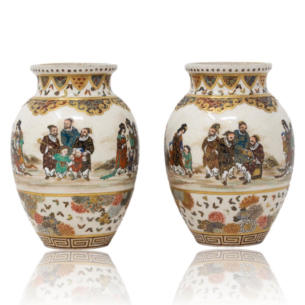 Peint avec des scènes continues

Dans notre collection japonaise, nous avons le plaisir de vous proposer cette paire de vases japonais Satsuma par Gyokuzan. La paire de vases de Satsuma est de forme bulbeuse et trapue, avec un col pincé et un bord