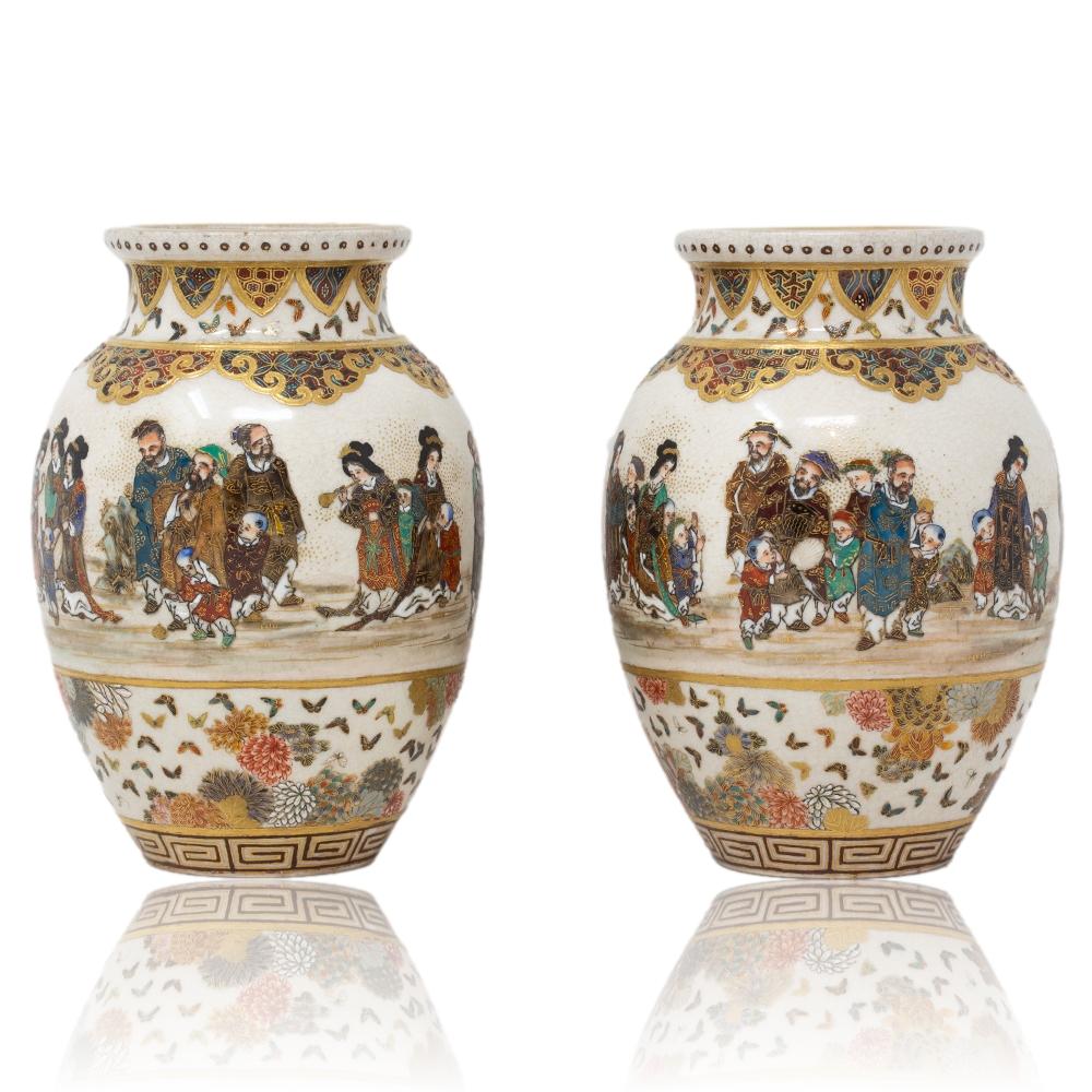 Japonais Paire de vases japonais anciens de la période Meiji Satsuma peints à la main par Gyokuzan en vente