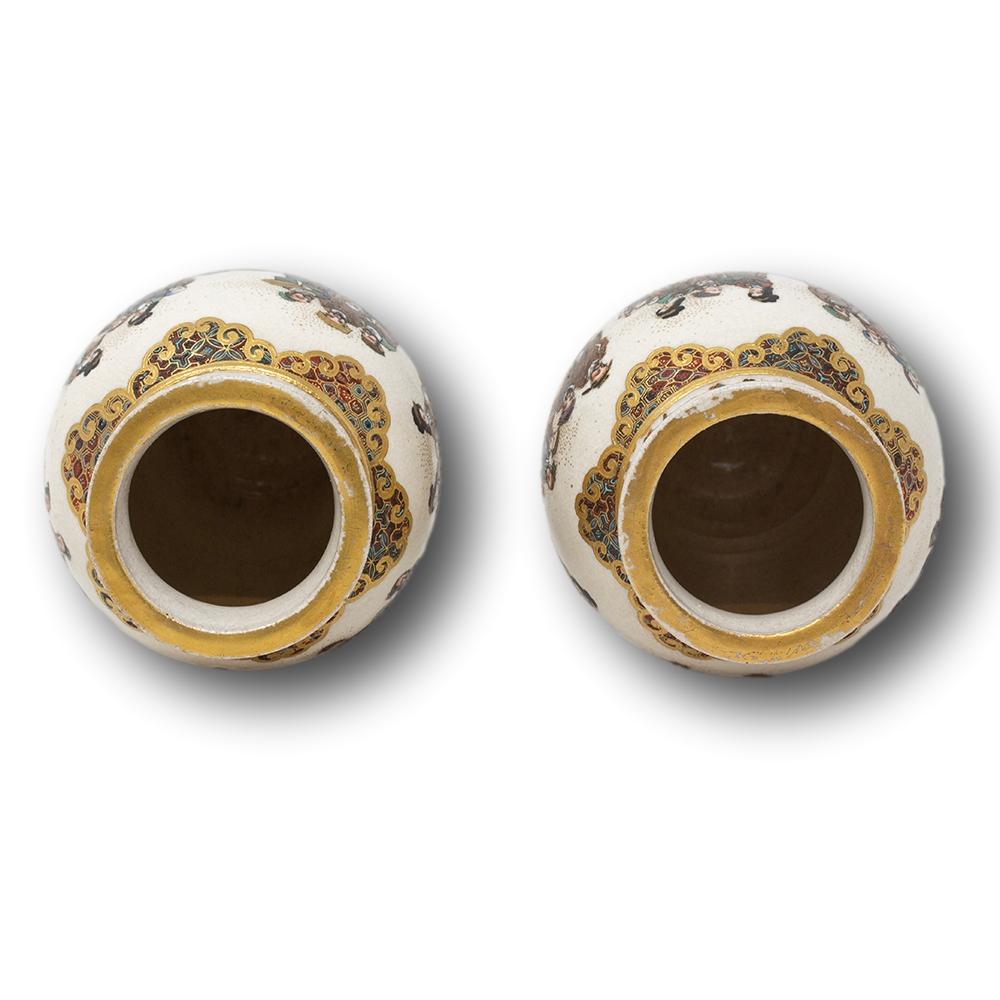 Paire de vases japonais anciens de la période Meiji Satsuma peints à la main par Gyokuzan Bon état - En vente à Newark, England