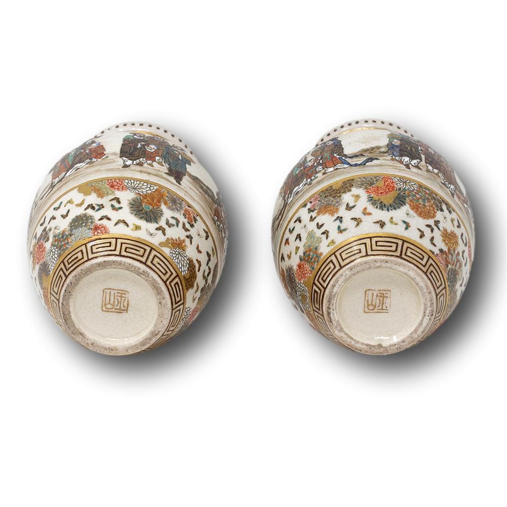 XIXe siècle Paire de vases japonais anciens de la période Meiji Satsuma peints à la main par Gyokuzan en vente