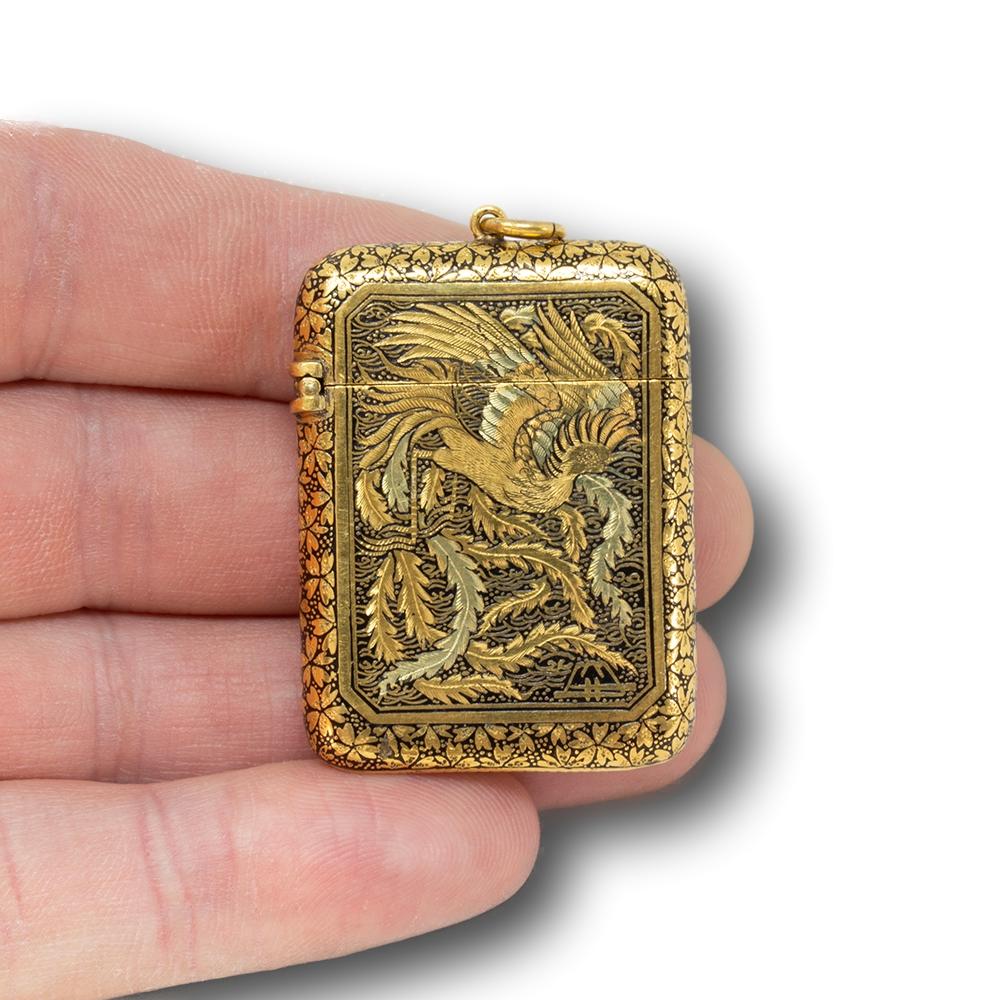 RAFFIGURANTE UNA MITICA FENICE HO-O 

Dalla nostra collezione giapponese, siamo lieti di offrirti questo astuccio Vesta giapponese di Fujii Yoshitoyo. La Vesta Case è ampiamente decorata con bordi floreali in oro che raffigurano due pannelli più