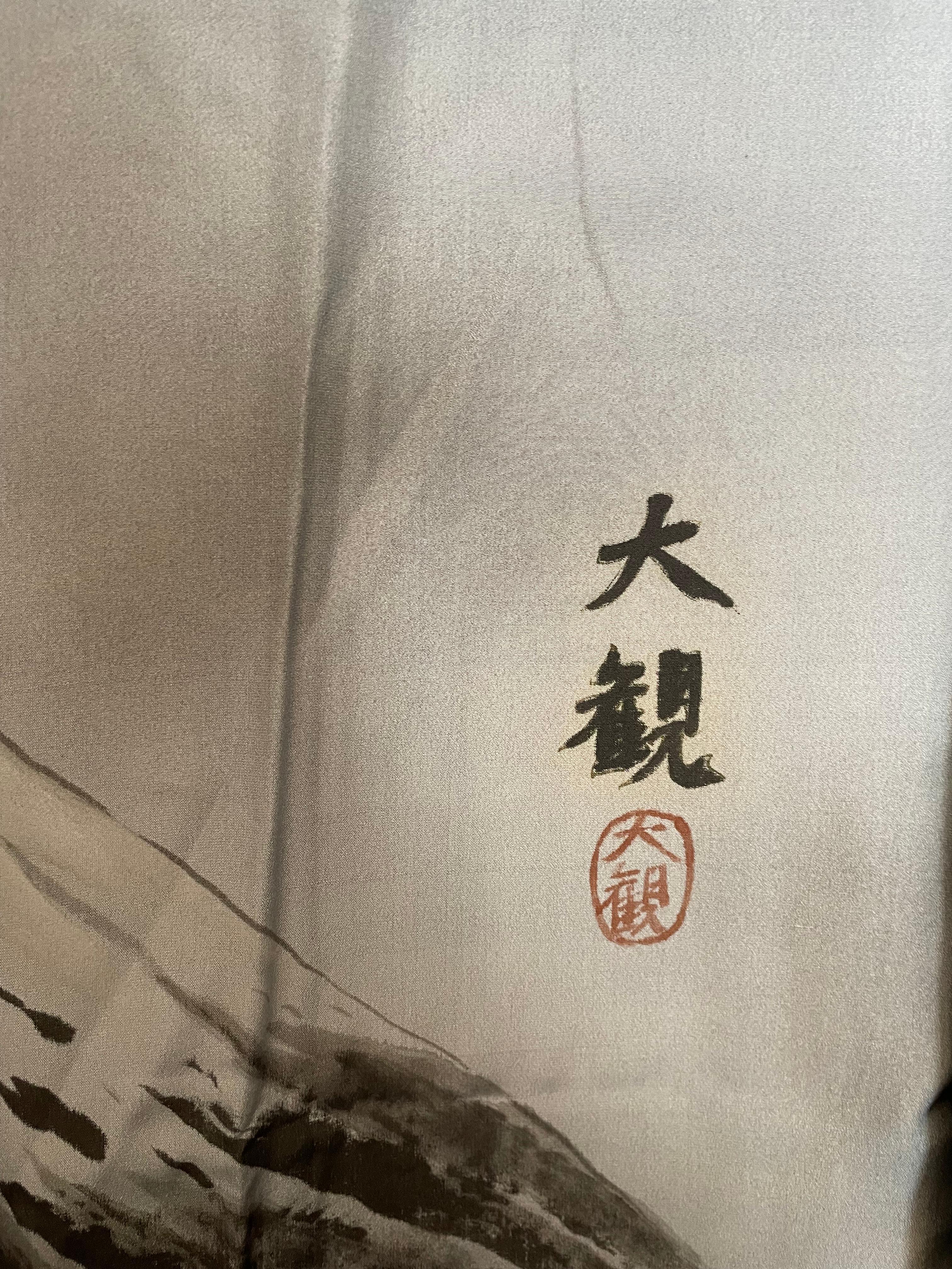 Kimono de seda para hombre. 
En la espalda de este kimono hay un diseño/motivo de la montaña Fuji.
Este M.Fuji es un cuadro inspirado en el artista Daikan YOKOYAMA.
Es famoso por pintar muchos cuadros FUJI de Montaña.

El kimono es una prenda