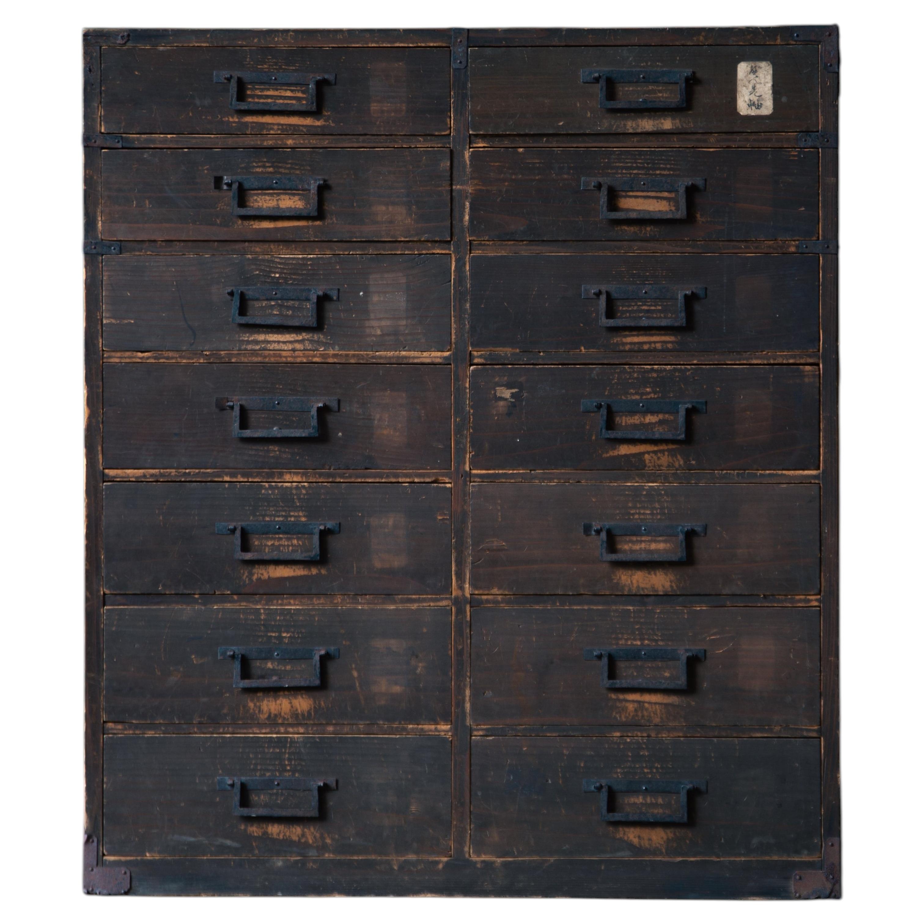 Commode japonaise antique « tansu » en cèdre « sugi » vernie à l’urushi, de taille moyenne, datant du XIXe siècle de l’époque Edo