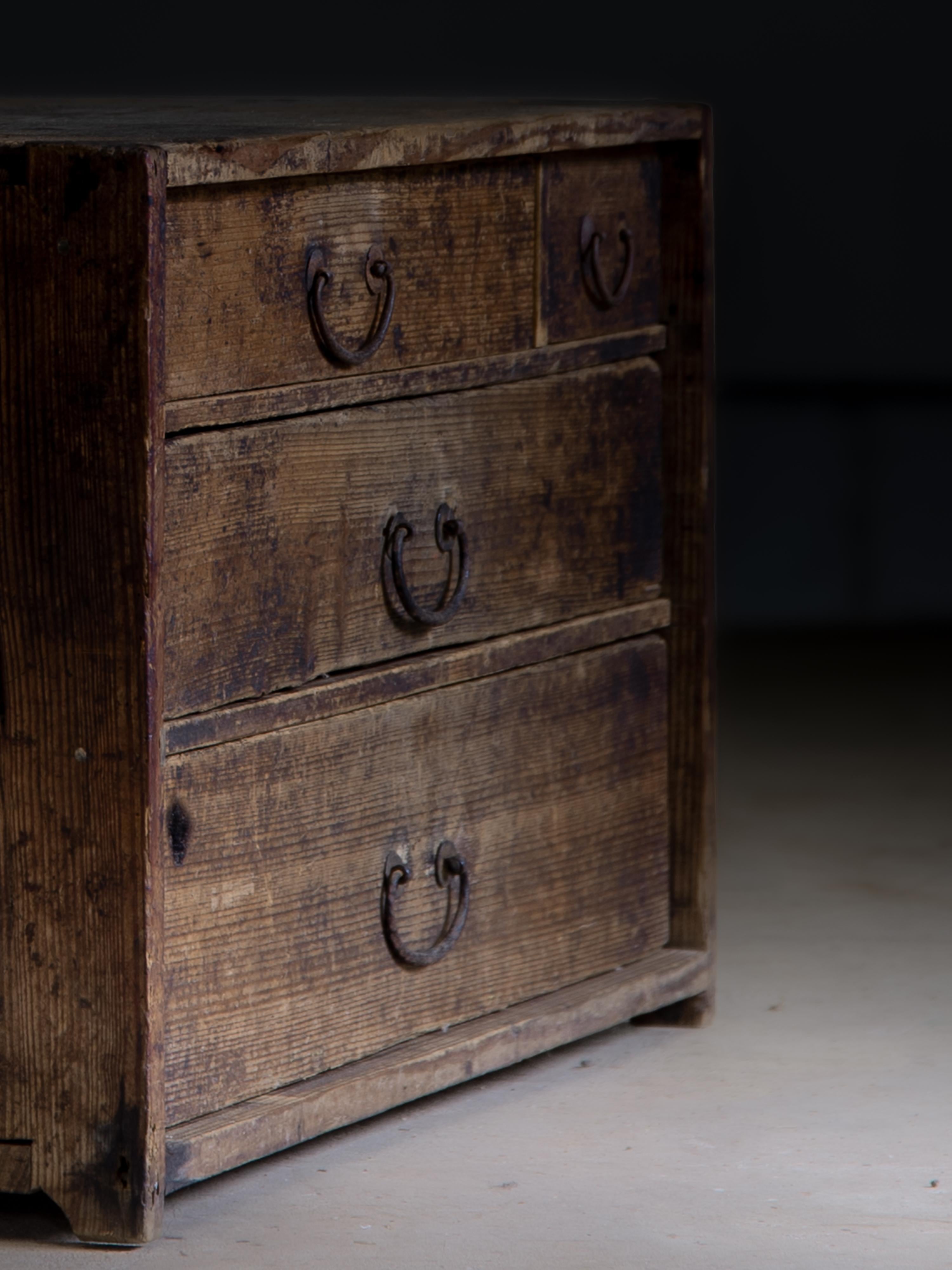 Japanese antique mid-size tansu chest of drawers, 1849. late Edo era. wabi sabi For Sale 3